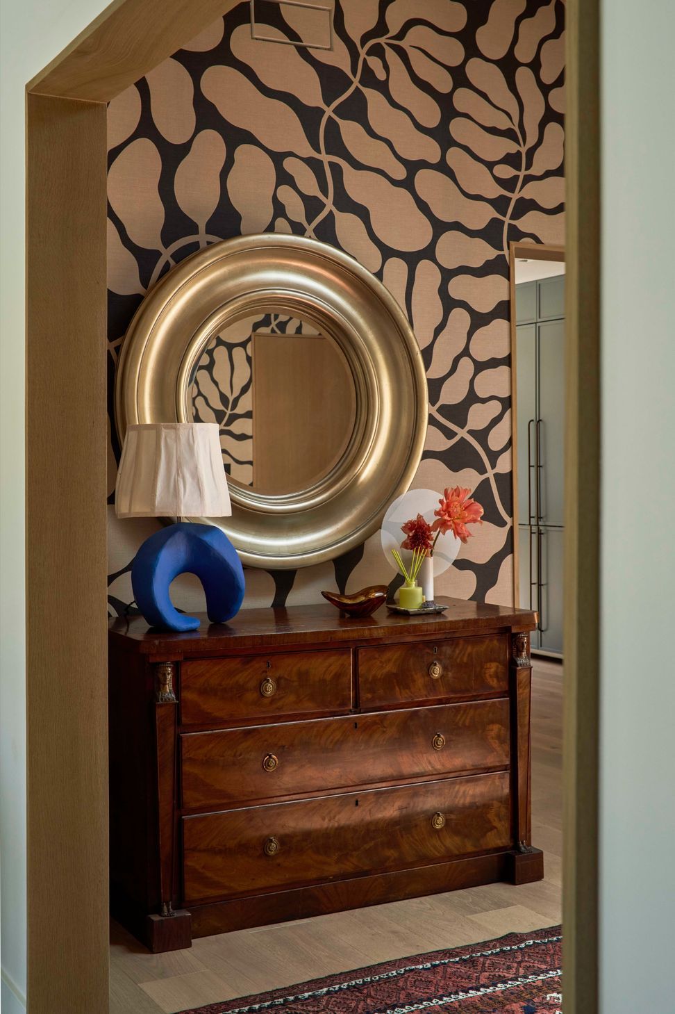 dona-marta-the-warren-interior-design-mid-century-modern-entry-statement-wallpaper-antique-chest-round-mirror-08-studio-city-ap-compressed.jpg