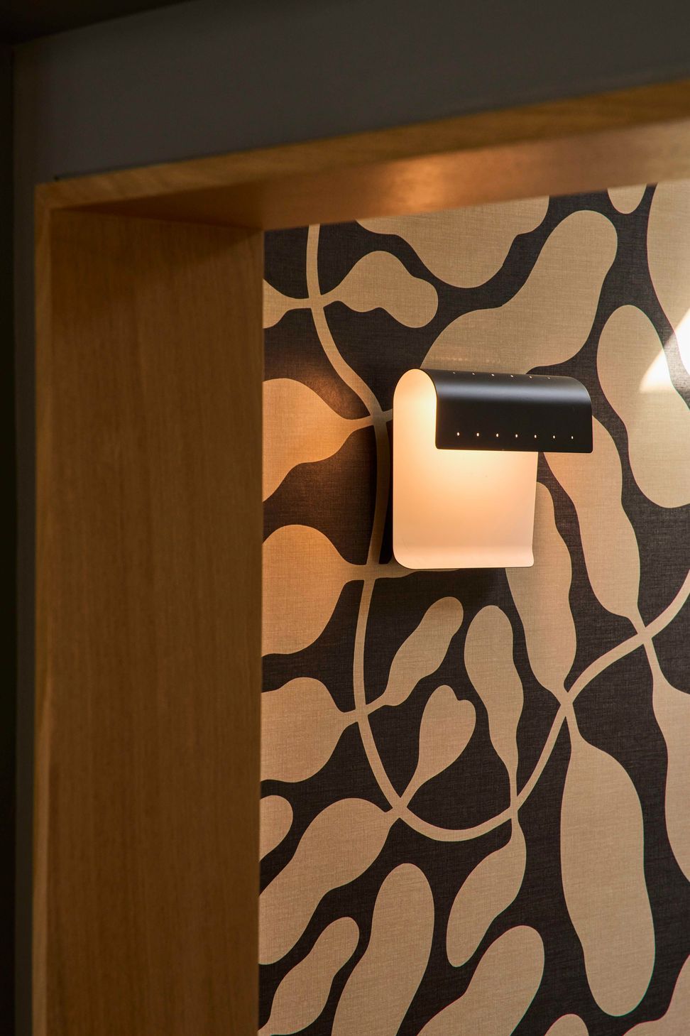 dona-marta-the-warren-interior-design-mid-century-modern-entry-statement-wallpaper-sconce-detail-29-studio-city-ap-compressed.jpg