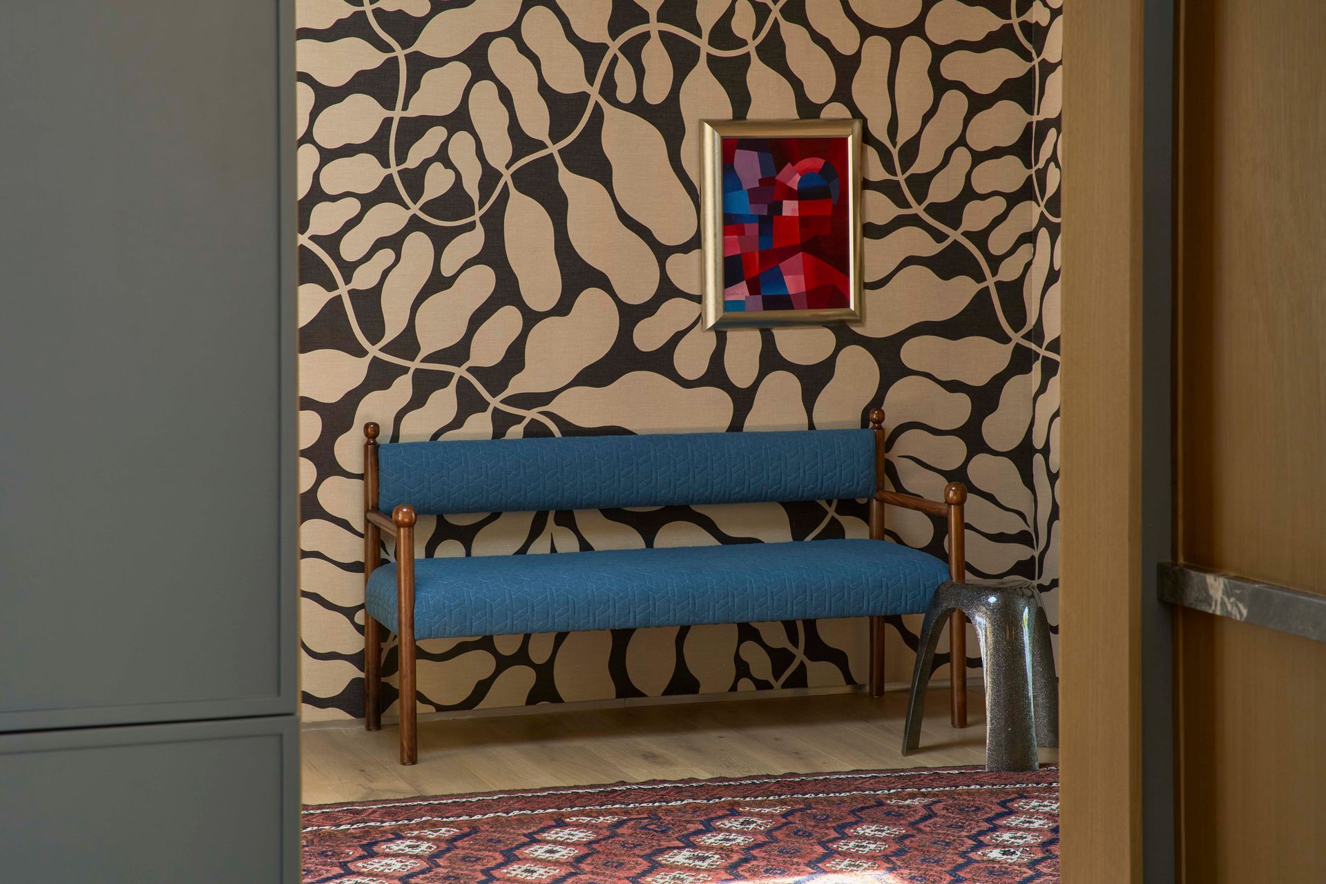 dona-marta-the-warren-interior-design-mid-century-modern-entry-statement-wallpaper-vintage-bench-modern-art-09-studio-city.jpg