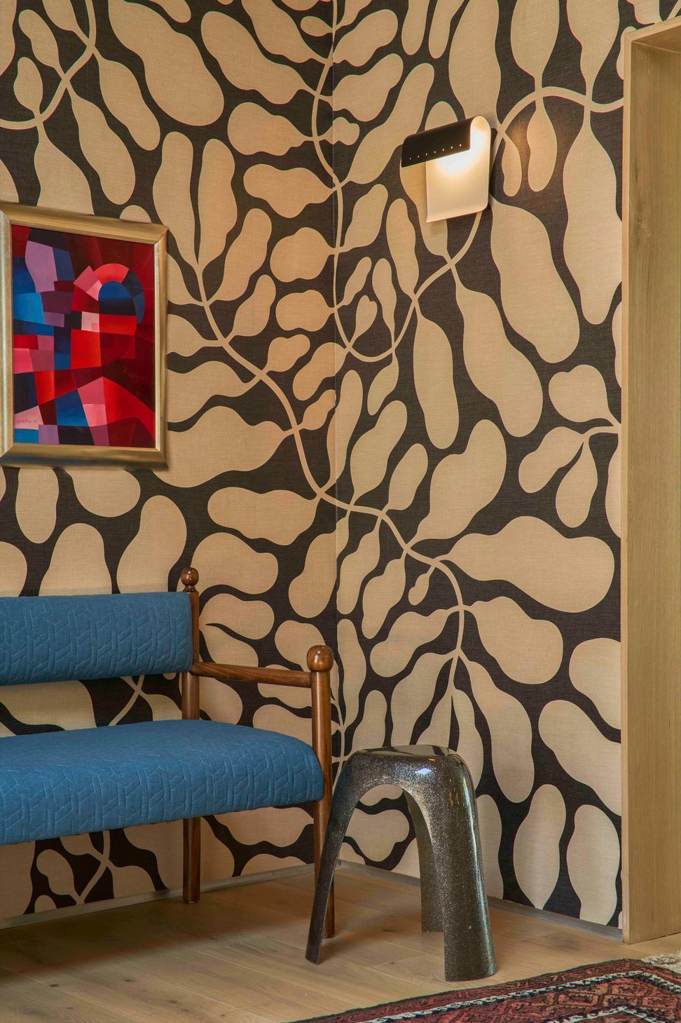 dona-marta-the-warren-interior-design-mid-century-modern-entry-wallpaper-vintage-bench-art-detail-11-studio-city-ap-compressed.jpg