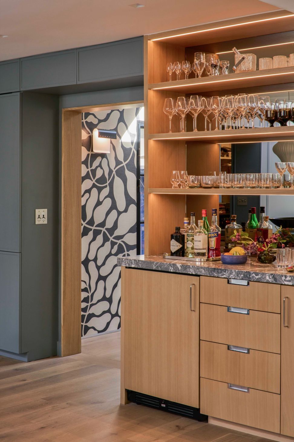 dona-marta-the-warren-interior-design-mid-century-modern-home-bar-glassware-statement-wallpaper-view-26-studio-city-ap-compressed.jpg