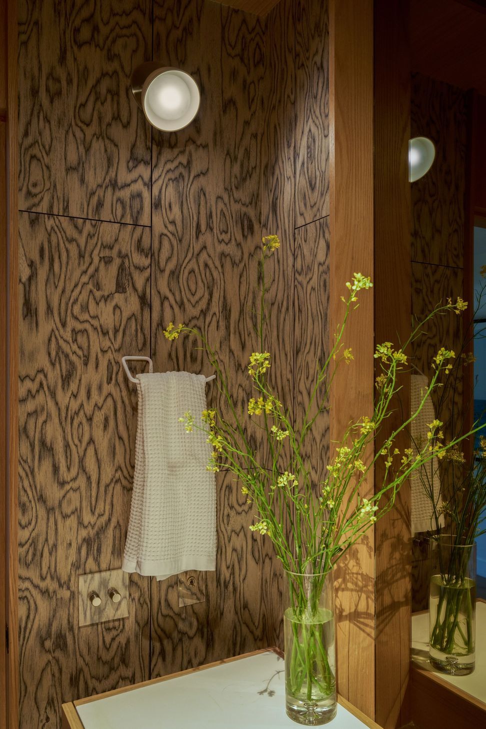 dona-marta-the-warren-interior-design-mid-century-modern-powder-room-wood-paneling-sconce-detail-02-studio-city.jpg