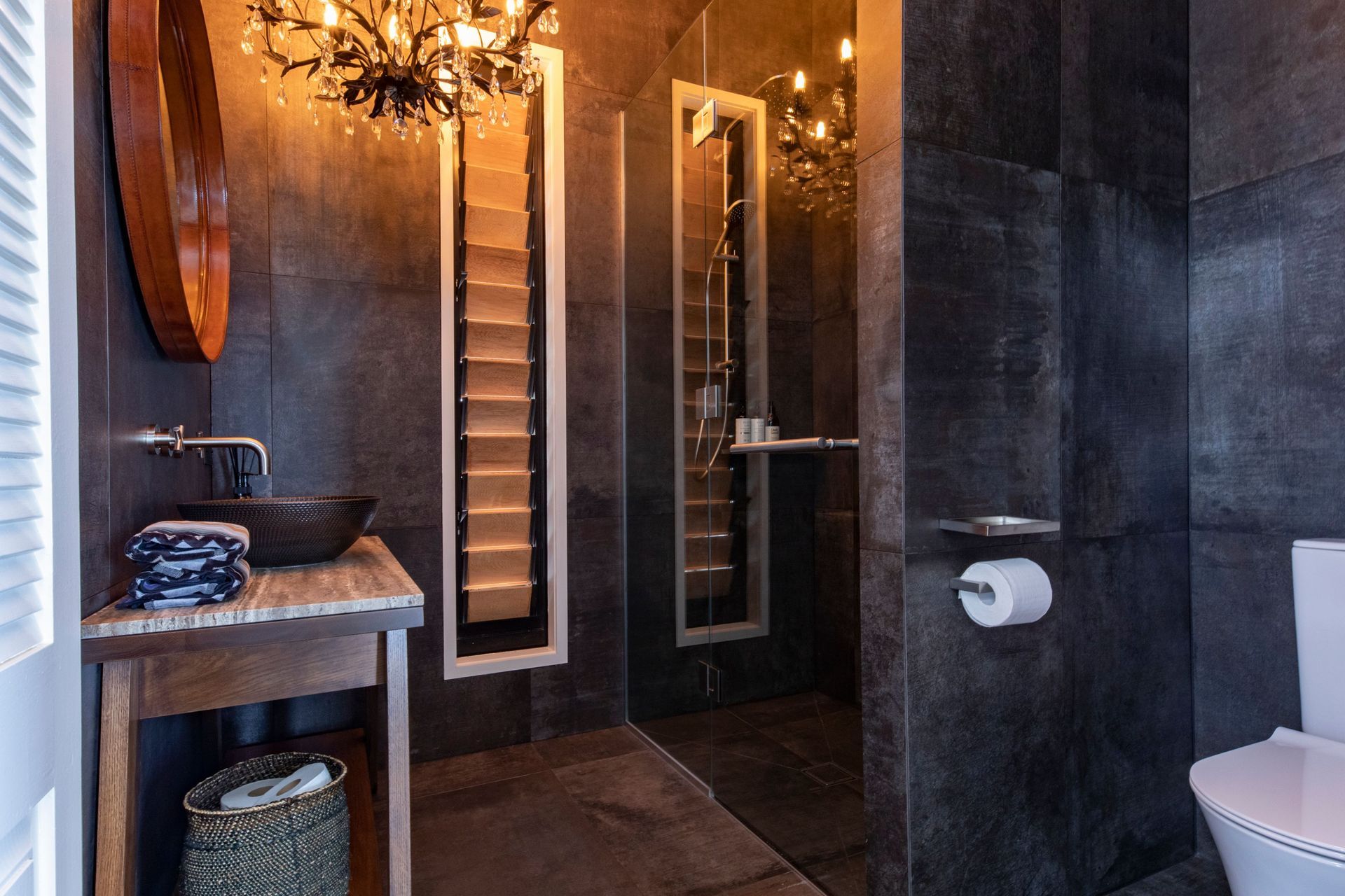 Piha Road : Main Bathroom 