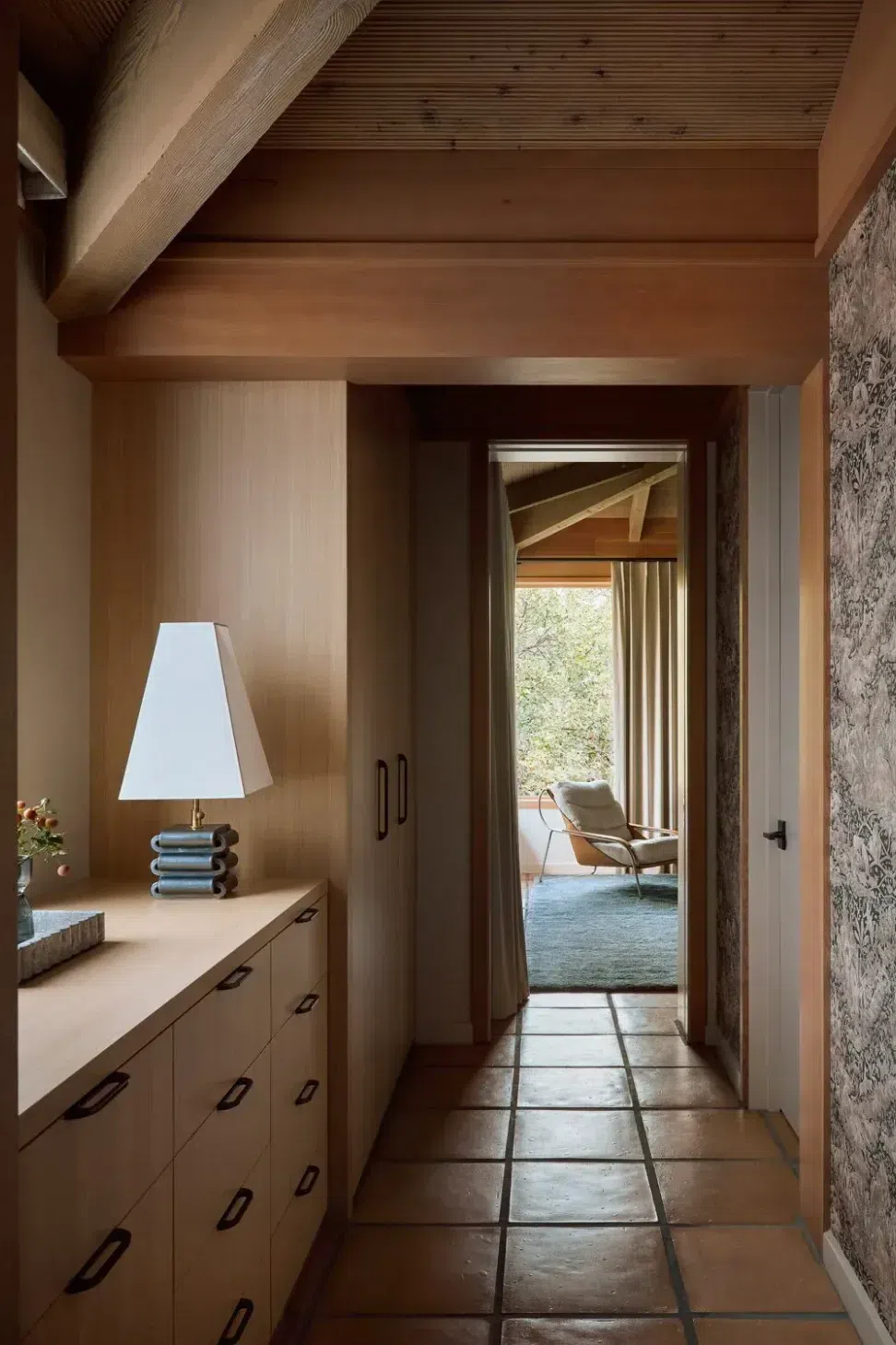 04aclosettobedroom215046.webp