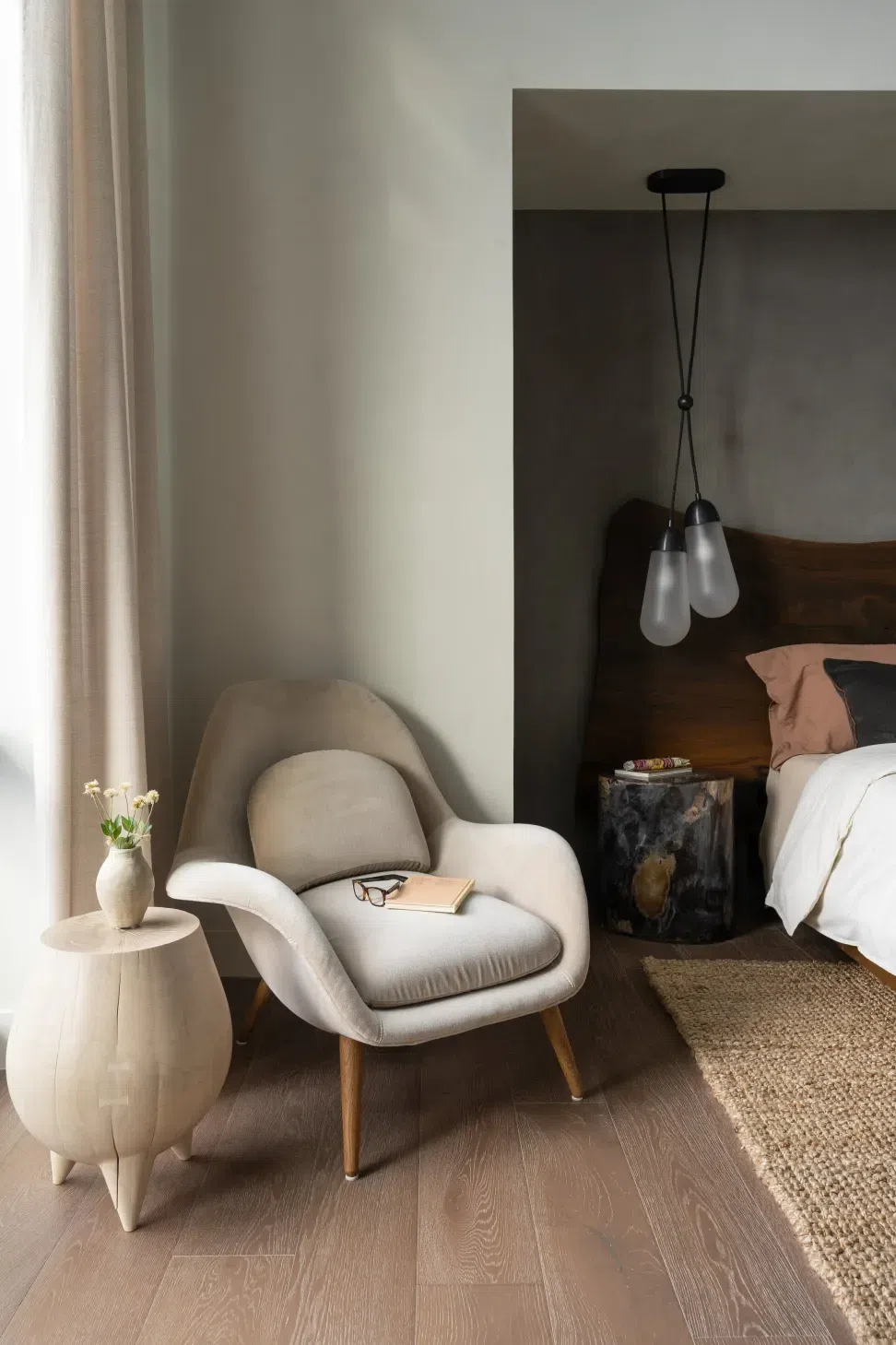05Primarybedandchair.webp