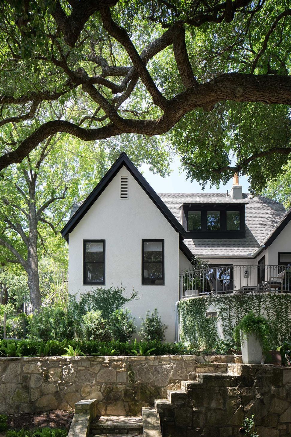 1HeritageOakCottageCuppettKilpatrickArchitectureandInteriorDesignaustin-tx-classic-stucco-home-oak-trees.jpg