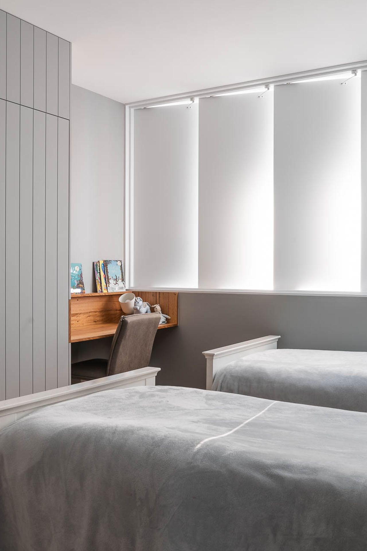 Refined children's bedroom with simple tasteful décor
