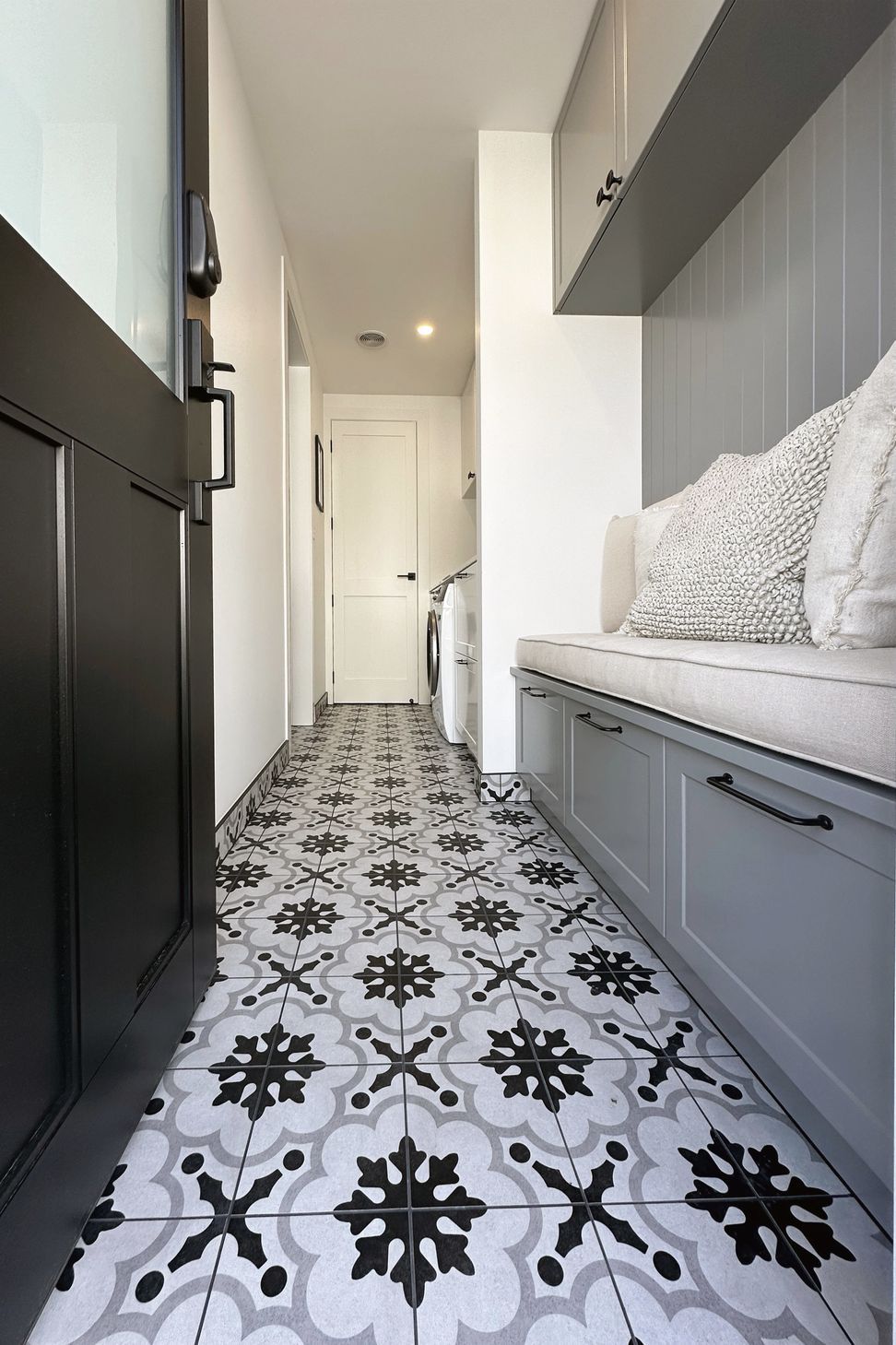 MAIN HOUSE MUDROOM/LAUNDRY