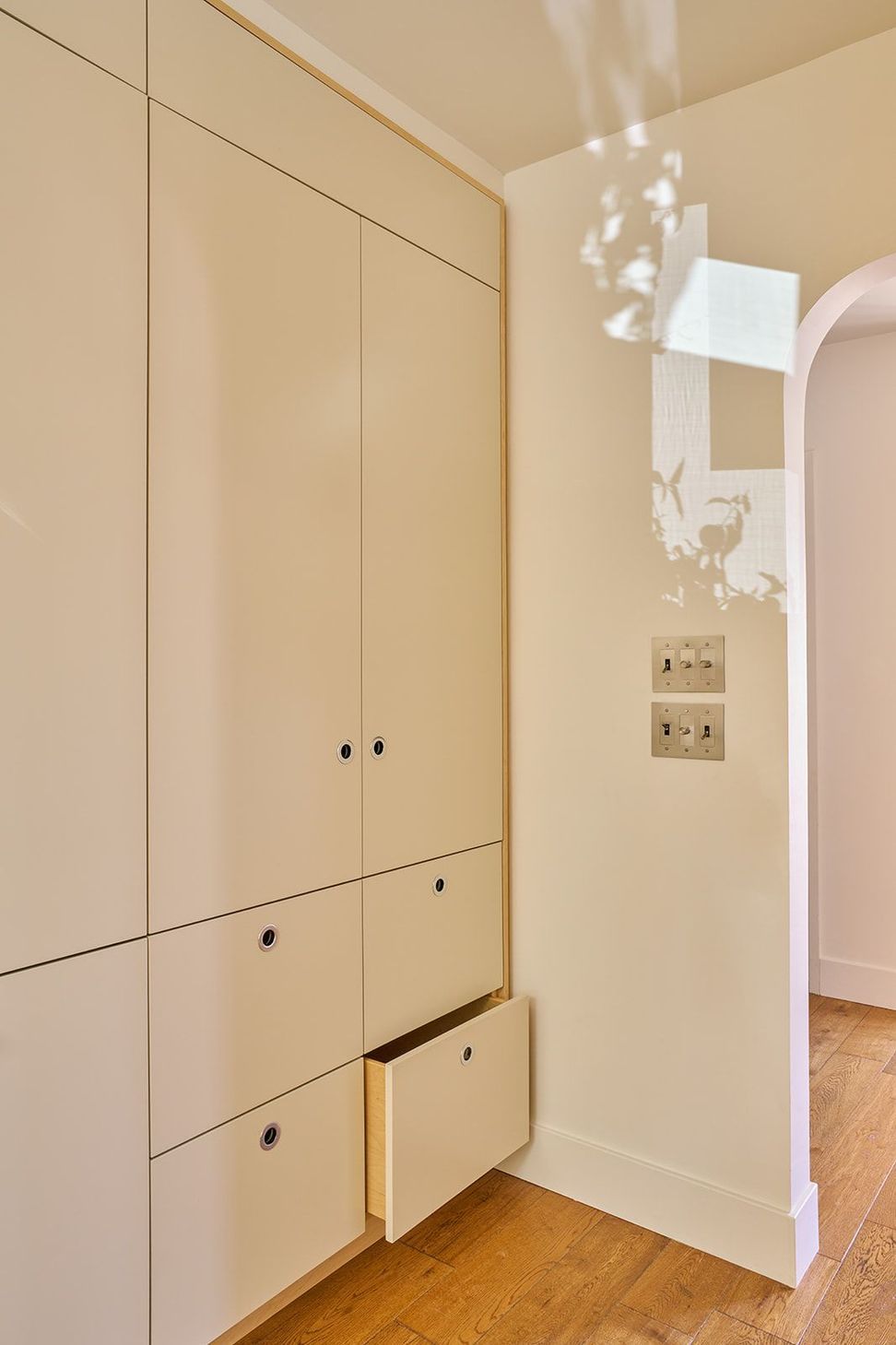 brunswick-the-warren-interior-design-mid-century-modern-kitchen-floor-to-ceiling-cabinetry-11-v2.jpg
