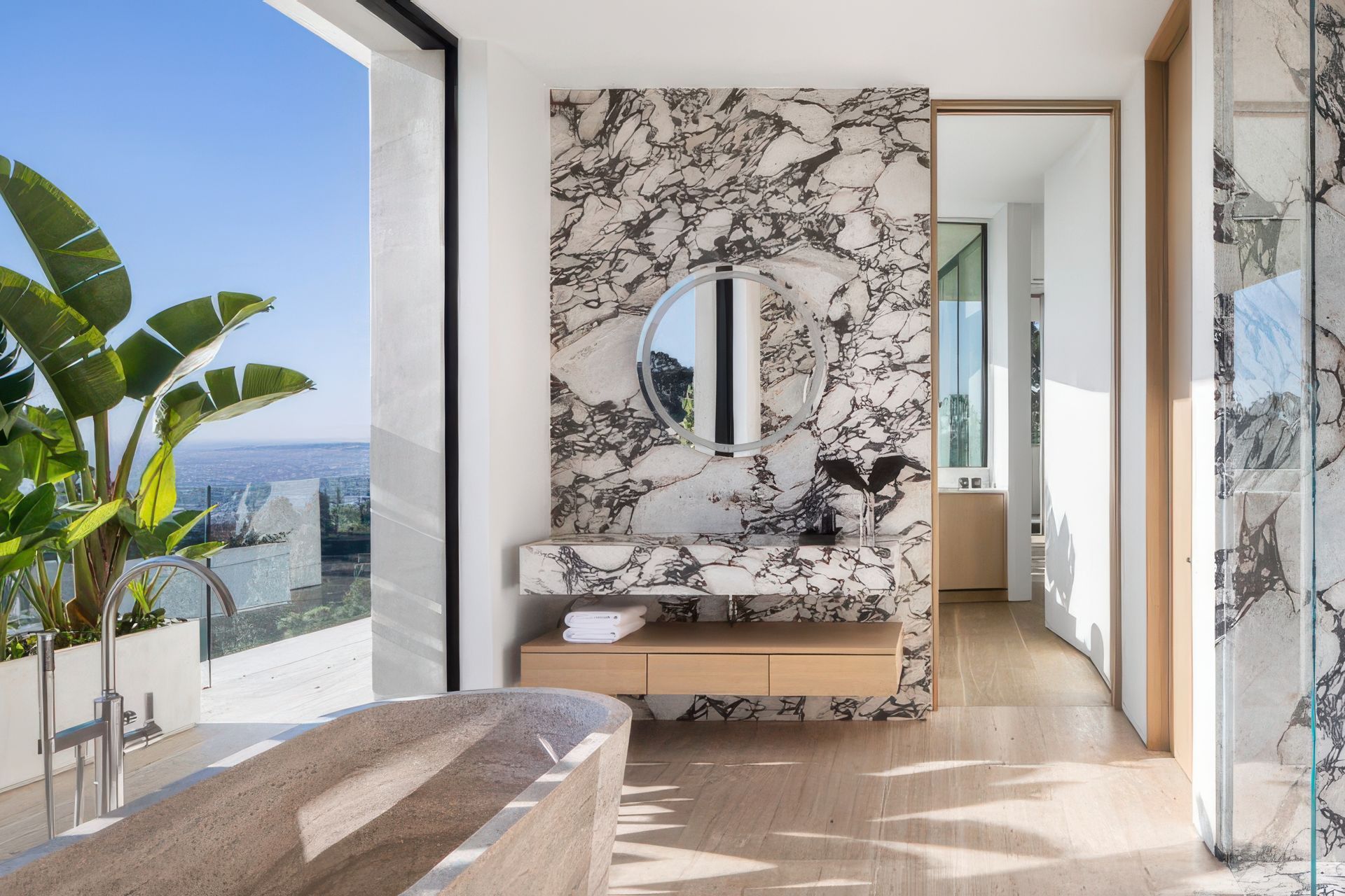 imgi14Lago-Vista-Residence-13-825x510-gigapixel-standard-v2-4x.jpg