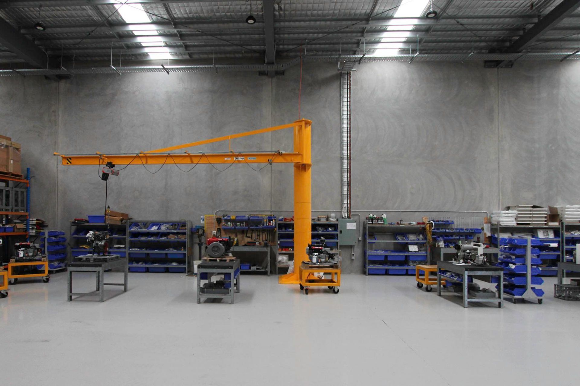 Eniquest Warehouse - Warehouse. Workshop with a gantry crane and workbenches.