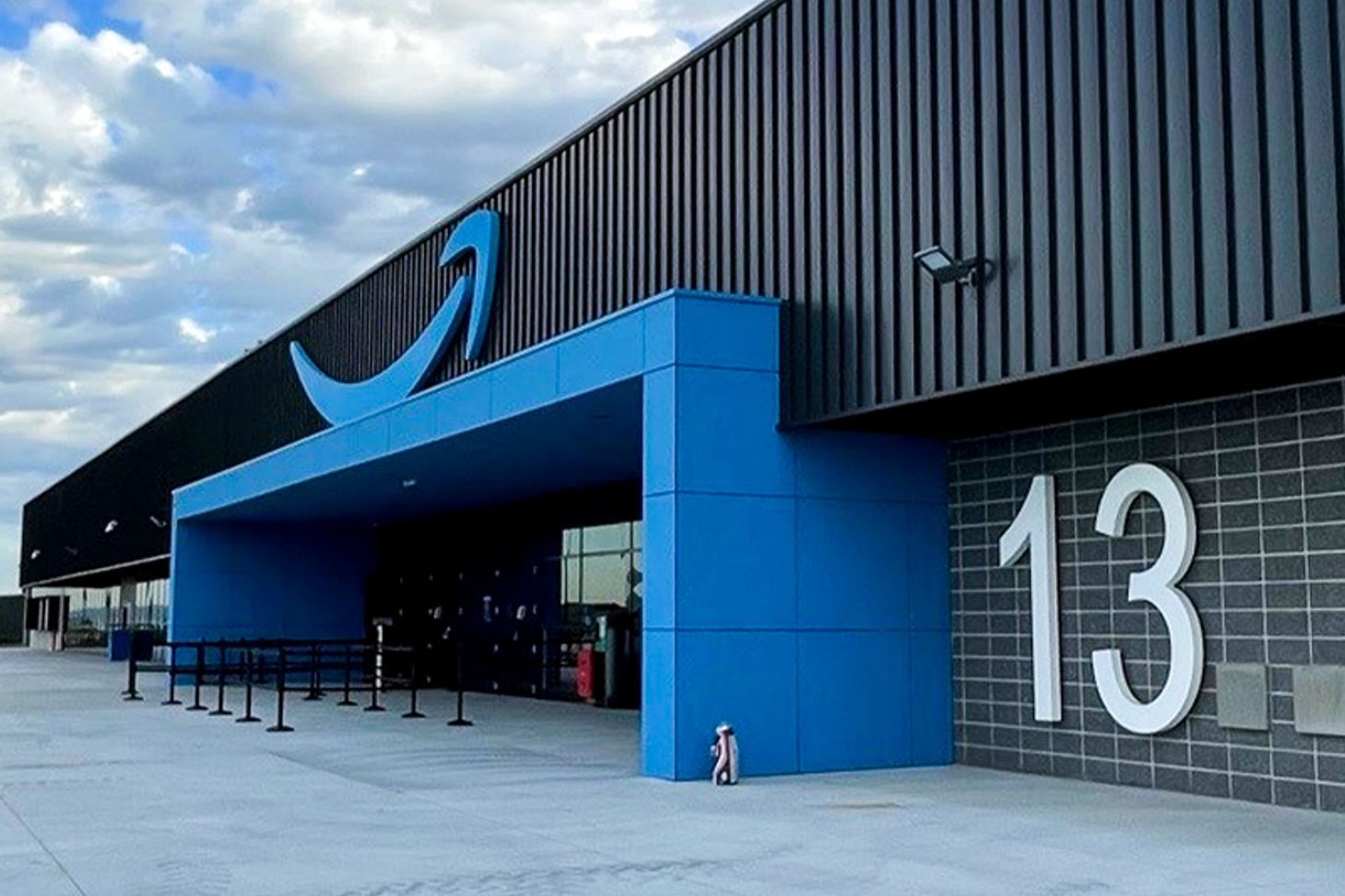 Amazon-Fulfillment-Centre-External-Building-Facade-Completed-Studco-Building-Systems.jpg