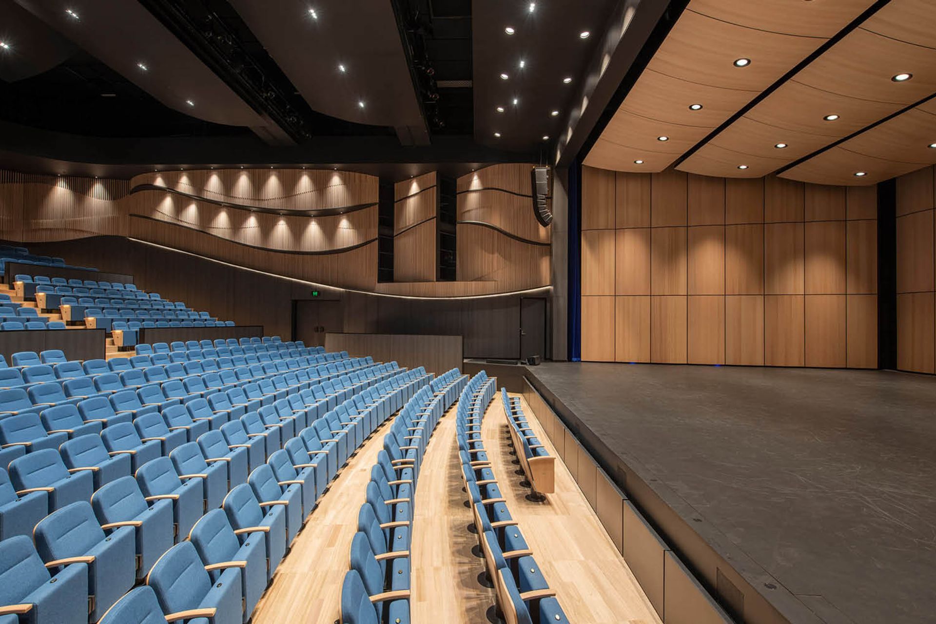 click-on-batten-features-in-marnkutyi-parirna-theatre11.jpg