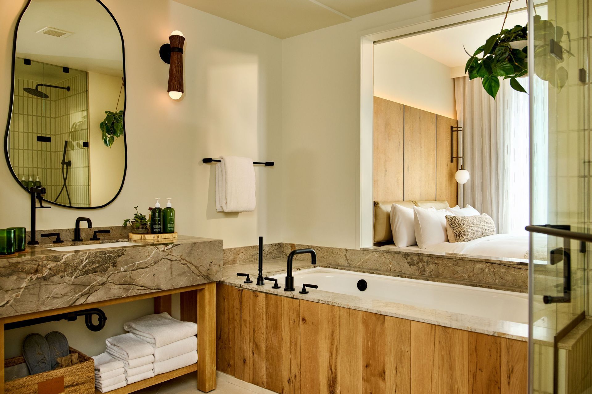 91-HotelSEARM-908SpaceNeedleStudioSuiteBathV1.jpg