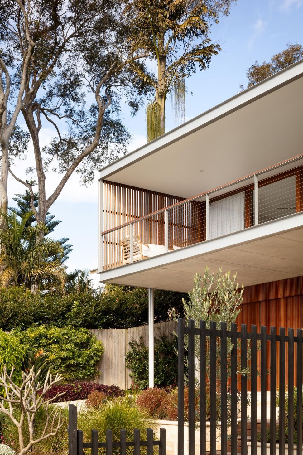 03-Matt-Day-Architect-Matt-Day-Bayview-House-Exterior-Upper-Deck.jpg