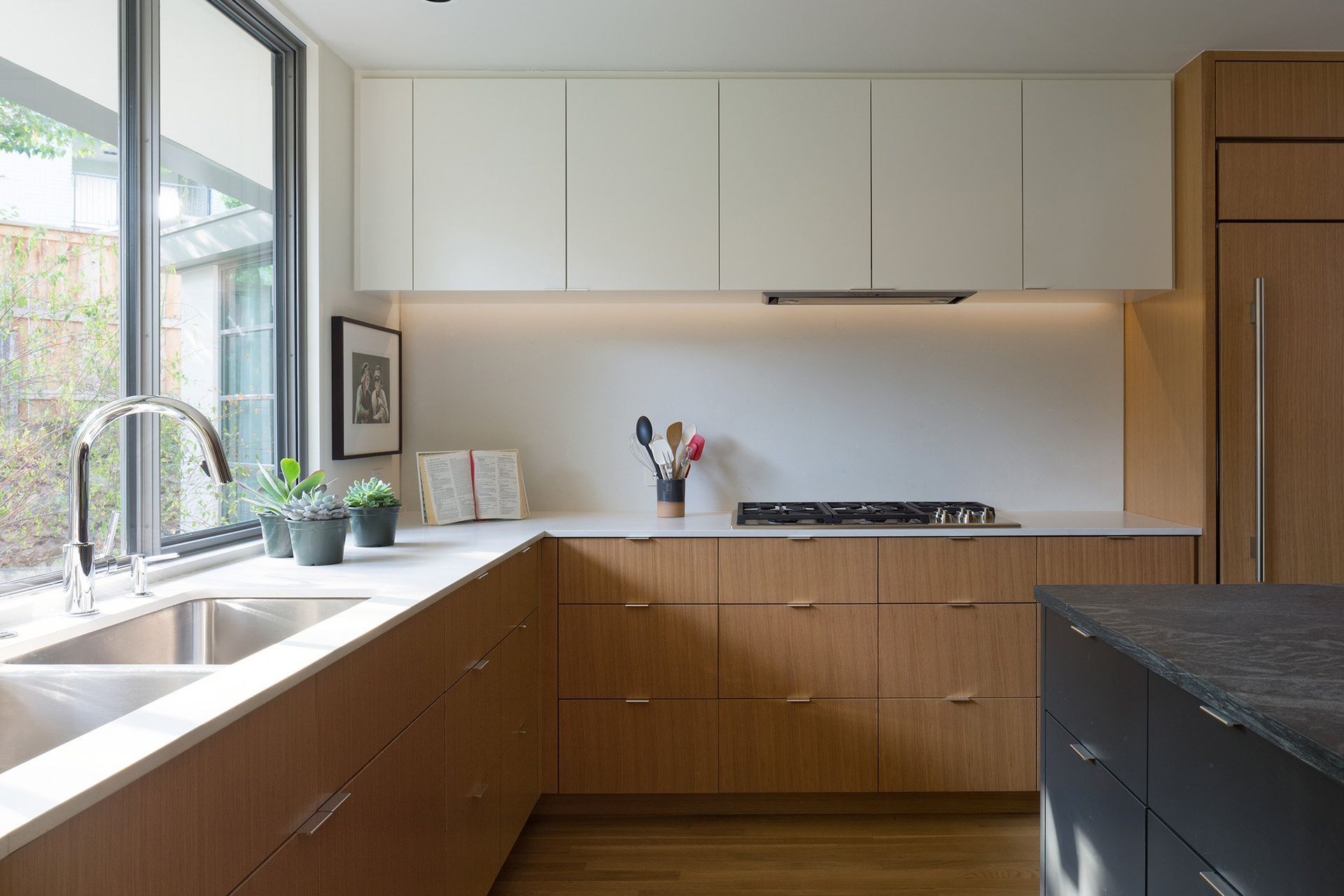 12InwoodPlaceCuppettKilpatrickArchitectureandInteriorDesignminimalist-kitchen-oak-cabinetry-edge-pulls.jpg