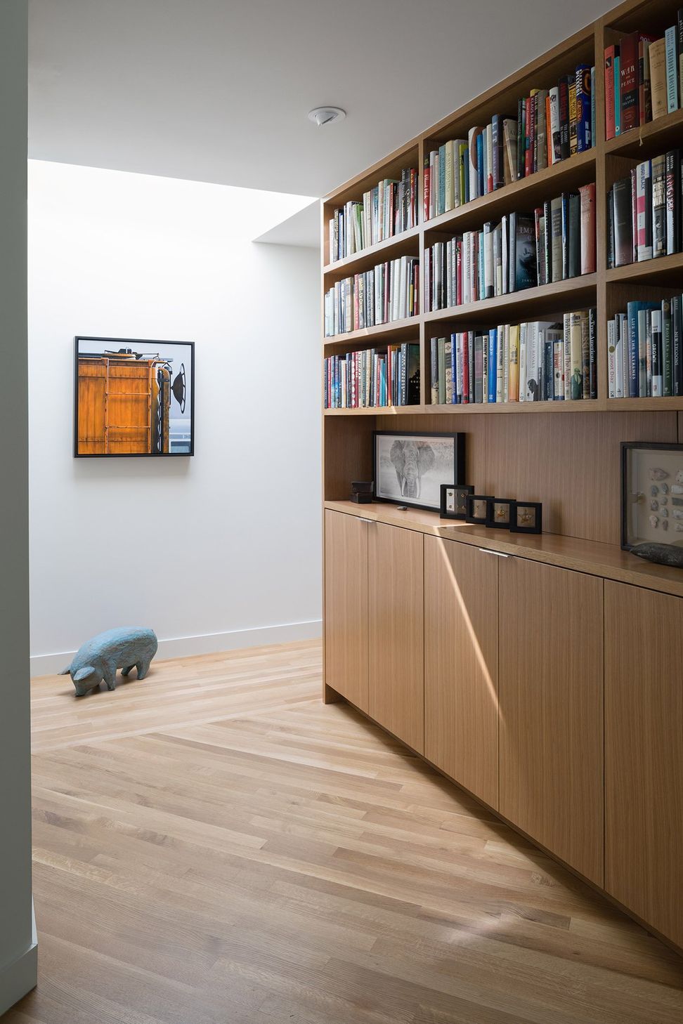 14InwoodPlaceCuppettKilpatrickArchitectureandInteriorDesignskylight-hallway-bookshelf-cabinet-art.jpg