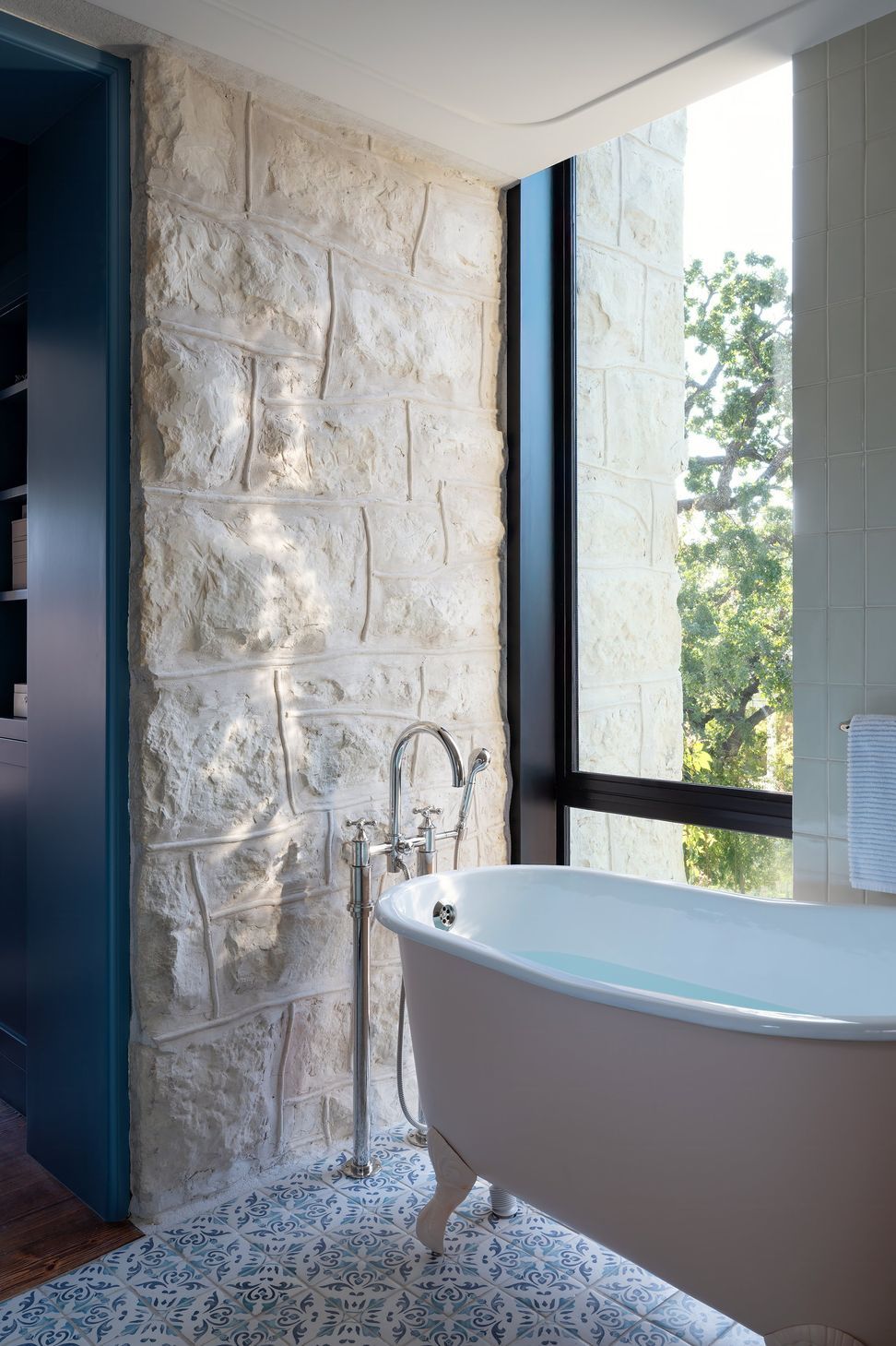 14PastandPresentPlaceCuppettKilpatrickArchitectureandInteriorDesignAustinTexasclaw-foot-tub-stone-wall-historic-house-v2.jpg