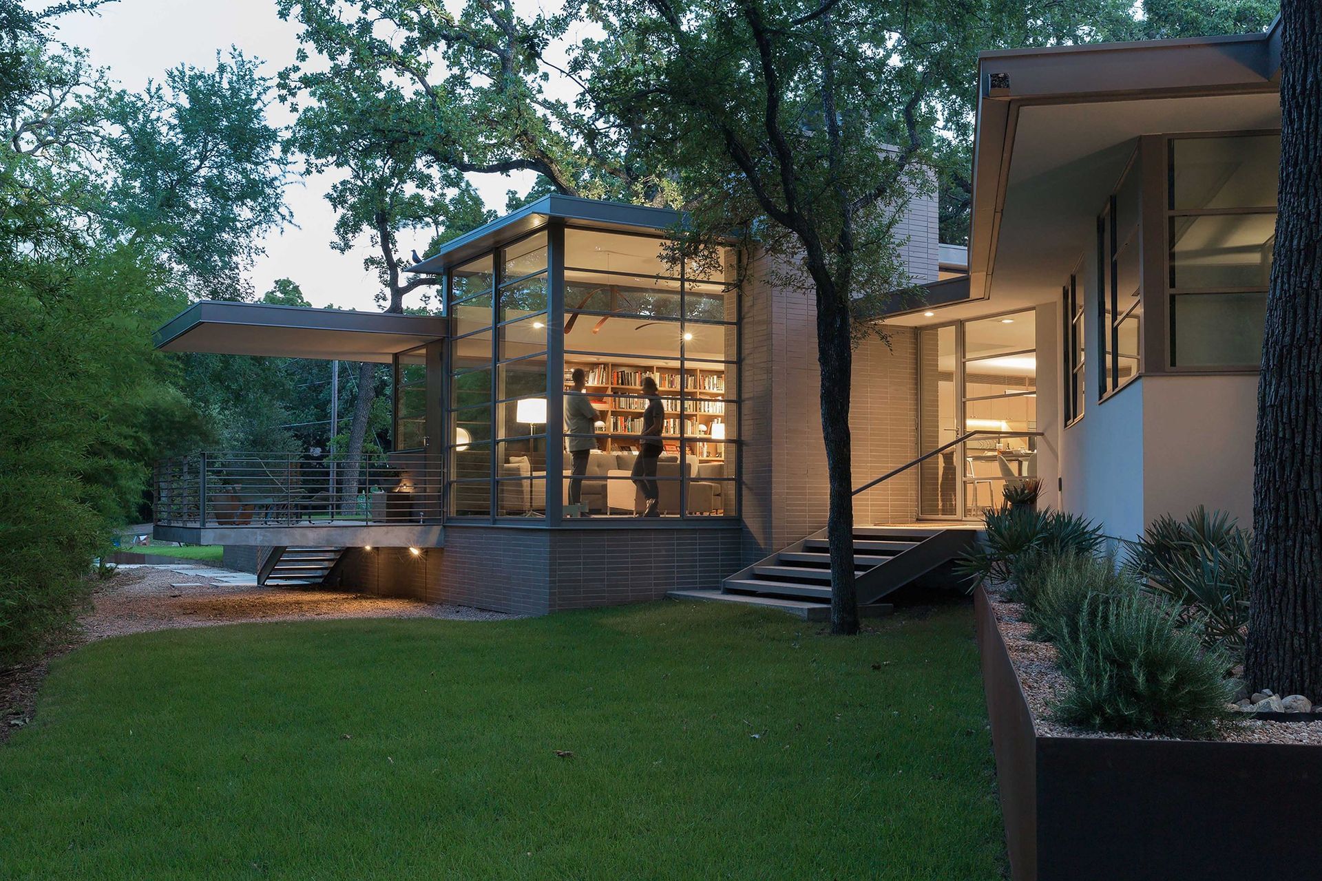 18InwoodPlaceCuppettKilpatrickArchitectureandInteriorDesignmodern-home-exterior-austin-glass-walls-warm-lighting.jpg