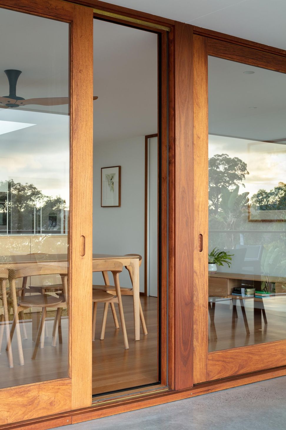 19-Matt-Day-Architect-Matt-Day-Bayview-House-Timber-Sliding-Door.jpg