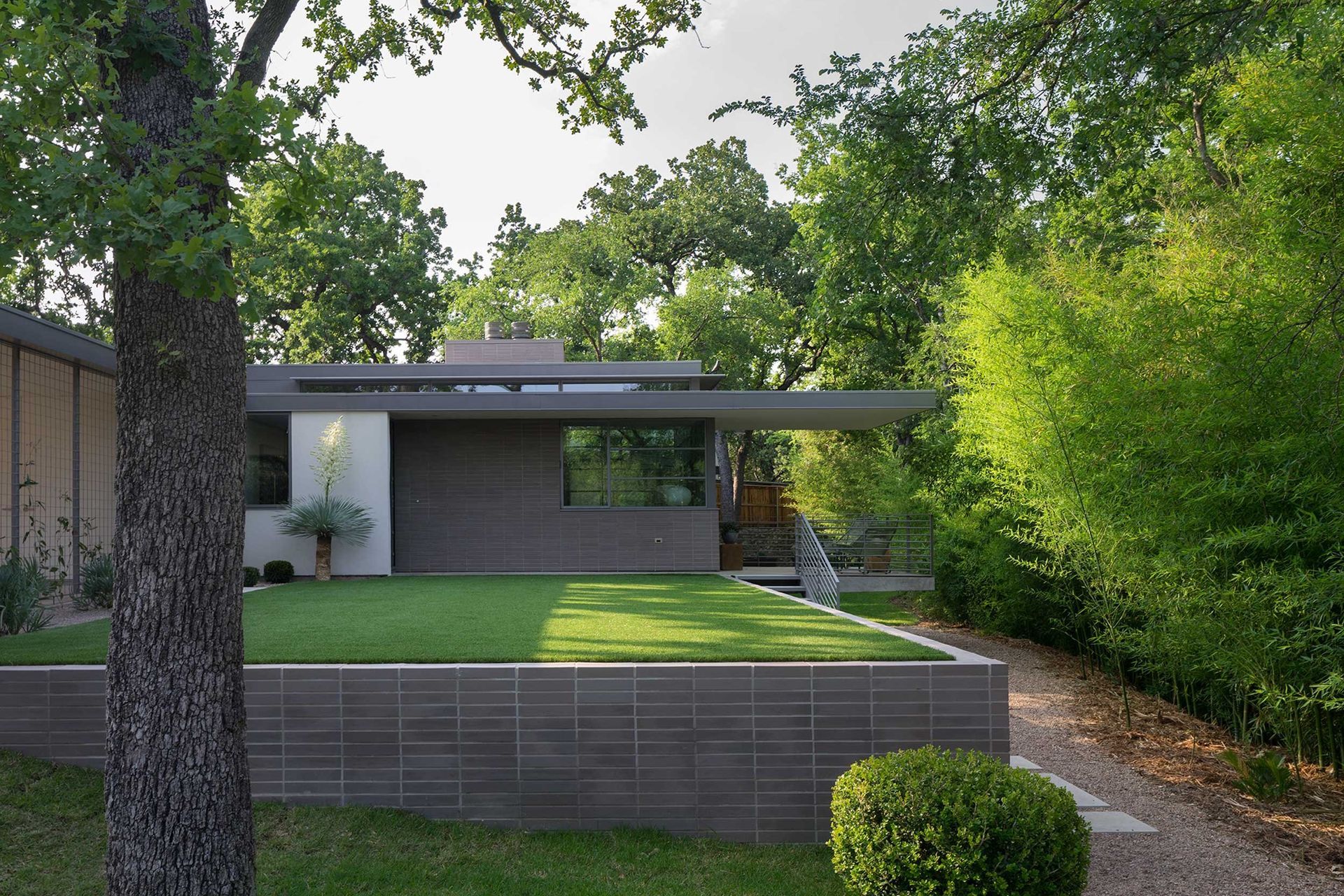 1InwoodPlaceCuppettKilpatrickArchitectureandInteriorDesignmodern-home-stucco-garden-austin.jpg
