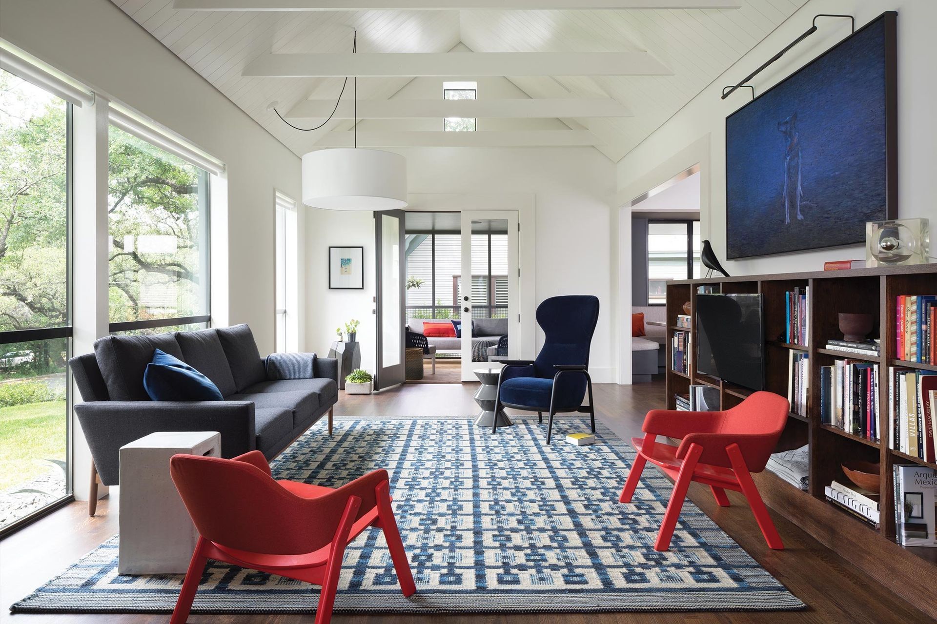 4LittleStacyParkCuppettKilpatrickArchitectureandInteriorDesignaustin-tx-modern-living-room-exposed-beams-bold-colors.jpg
