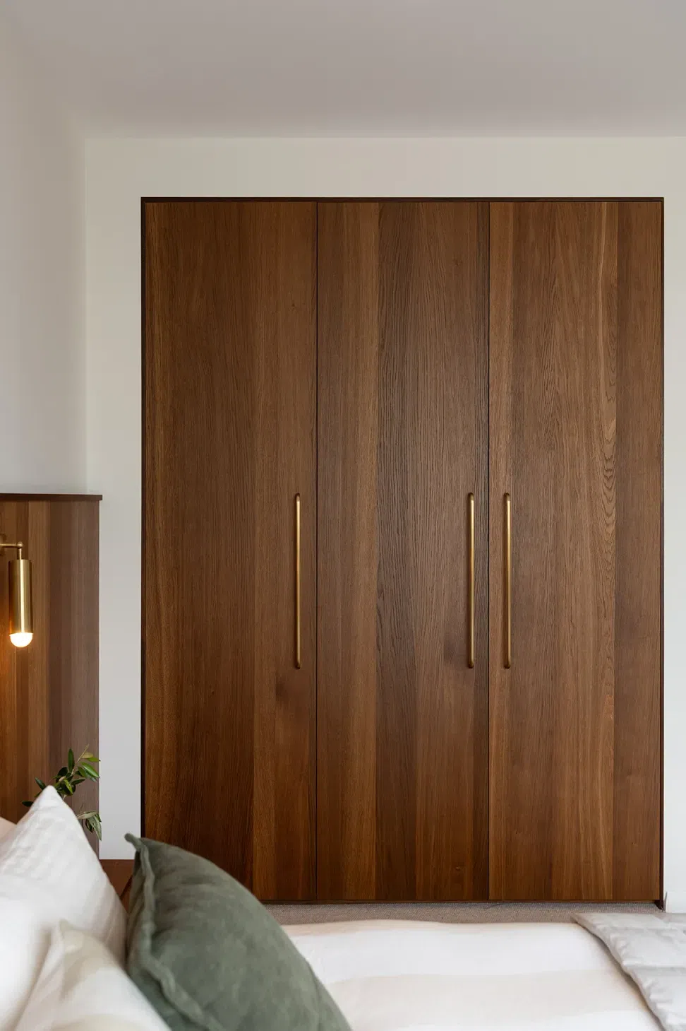 68bdea66c7b3de3eaa3bcebeProject-32-Arabica-Smoked-Timber-Veneer-101.webp