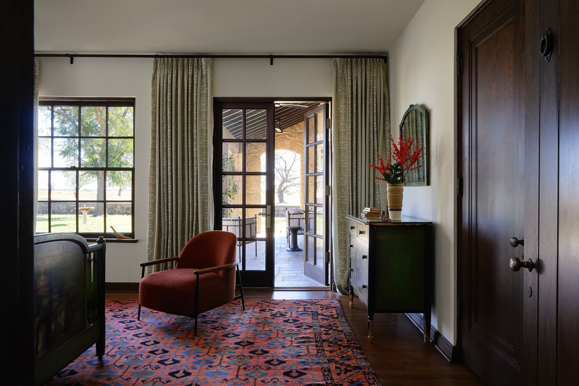 9TexasRanchHouseCuppettKilpatrickArchitectureandInteriorDesignAustinTexasspanish-mexican-colonial-plaster-walls-vintage-furniture-antique-rug-interior-design.jpg