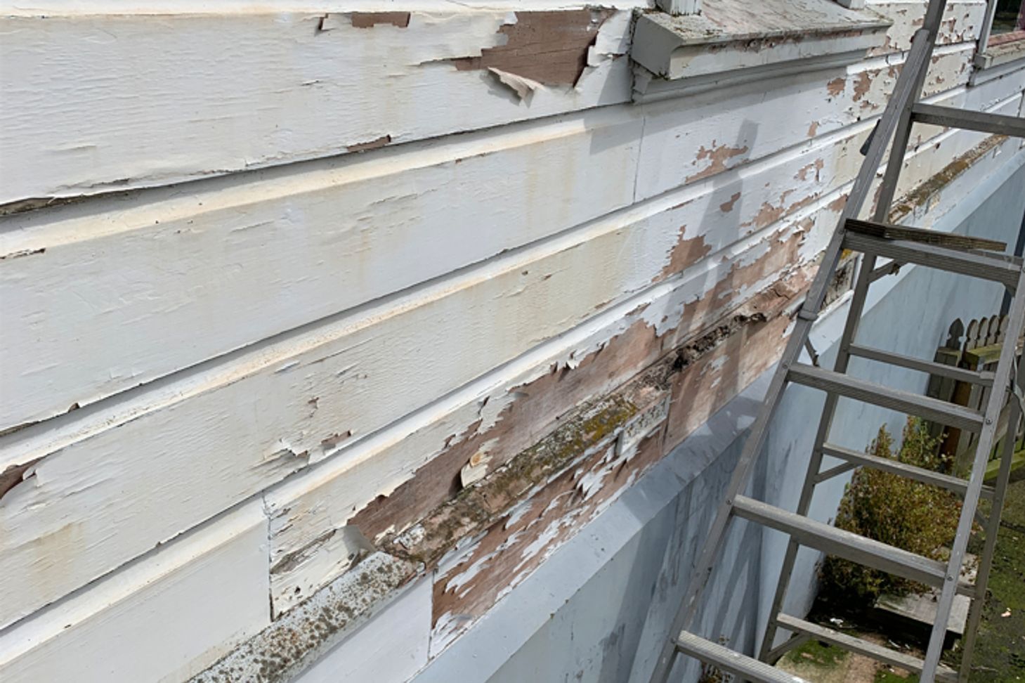 B6-9-Fifield-St-Roslyn-Dunedin-Close-up-of-the-rotten-weatherboards-on-the-east-side-before-renovation-JDBuilders.jpg