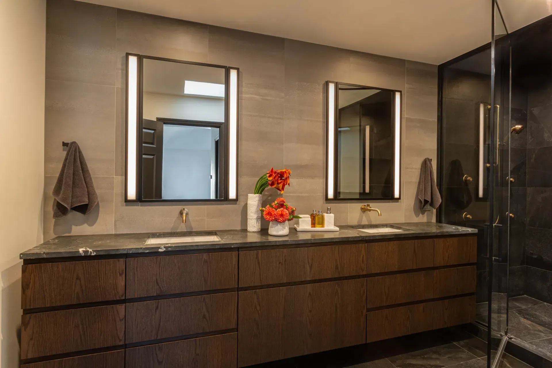 NMI-BucktownWorkersCottage-MasterBath-Lg1-2020JH.webp