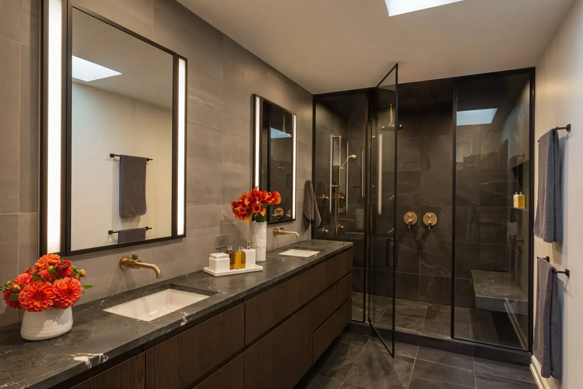 NMI-BucktownWorkersCottage-MasterBath-Lg2-2020JH.webp