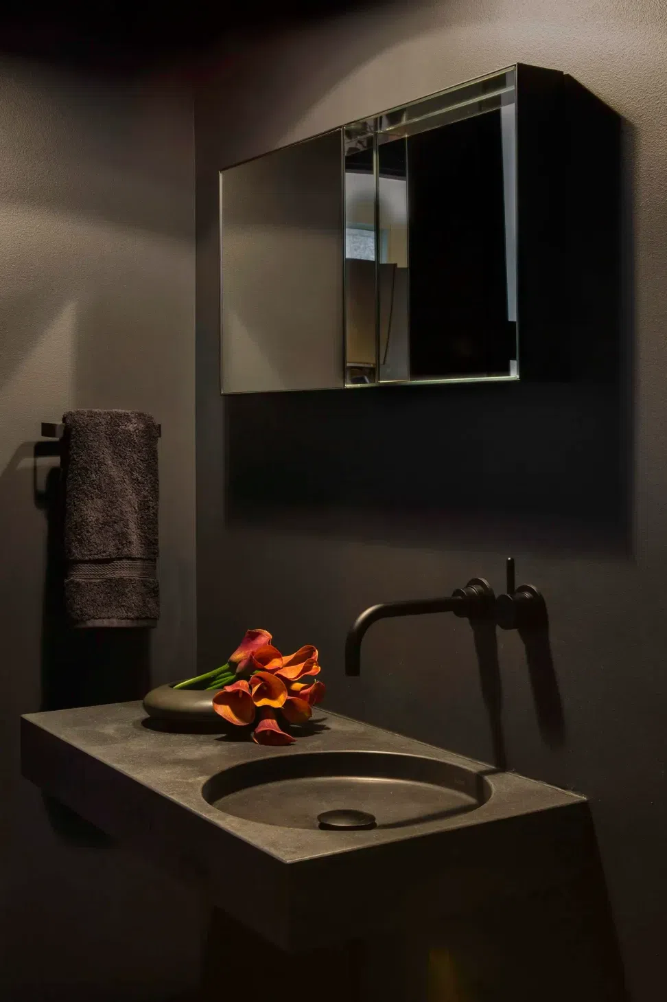 NMI-BucktownWorkersCottage-PowderRoom1-2017JH.webp