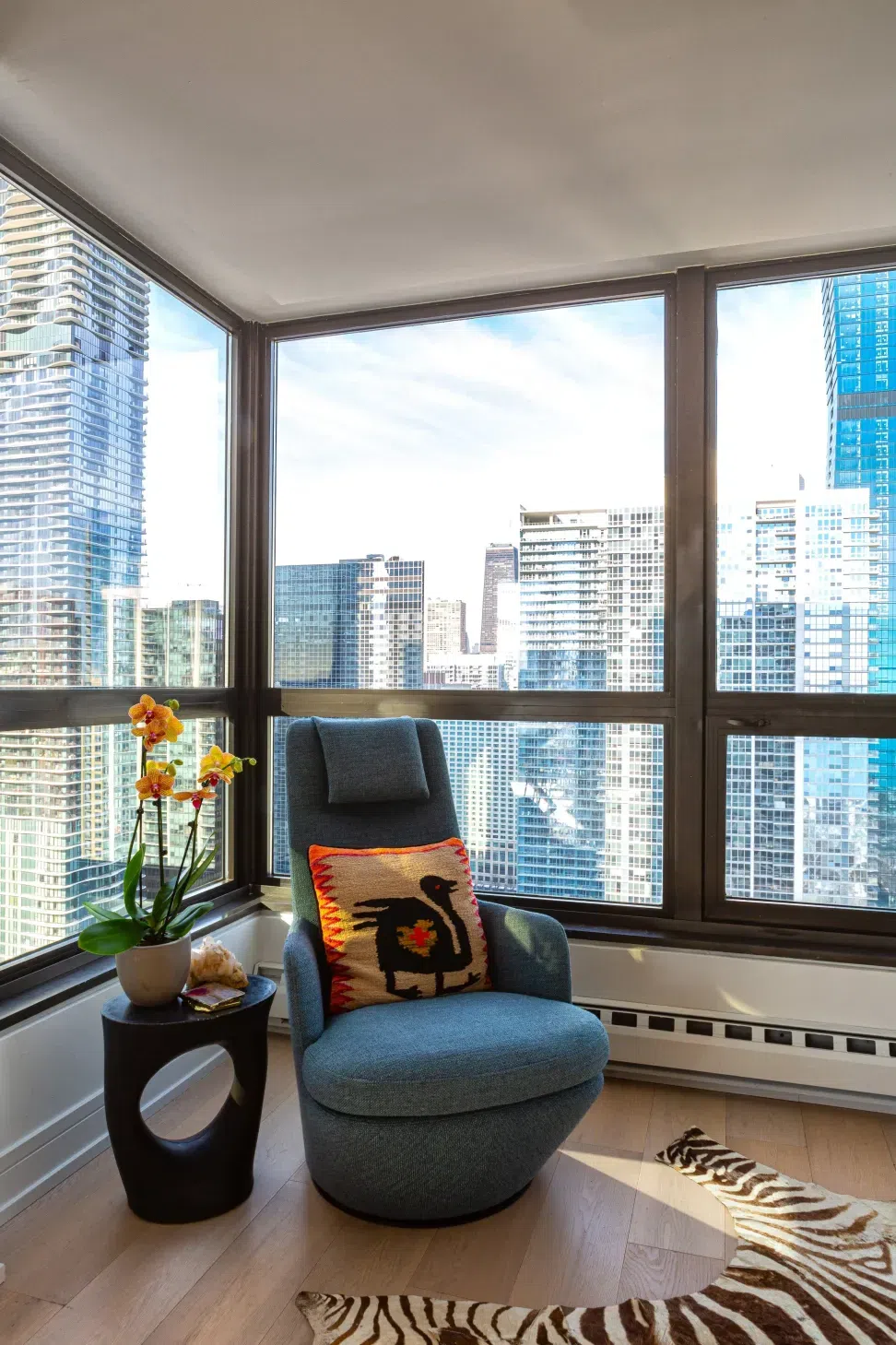 NMI-LakeshoreEast-LivingRoom-728sm29.webp