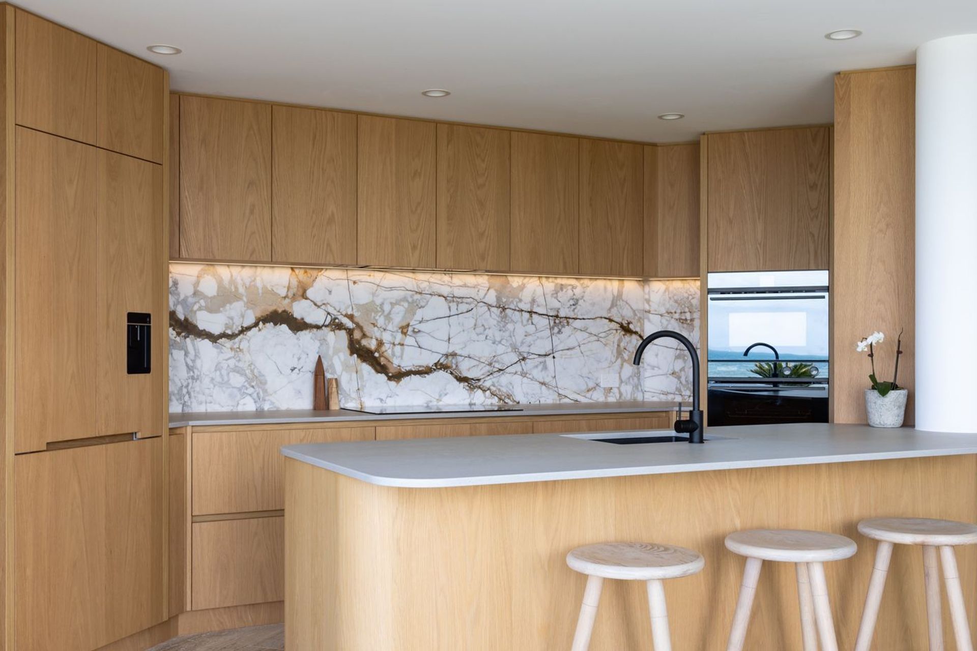 NeoDesigncustomkitchenrenovationdesignerAucklandcontemporayoakcalacattamarble1.jpg
