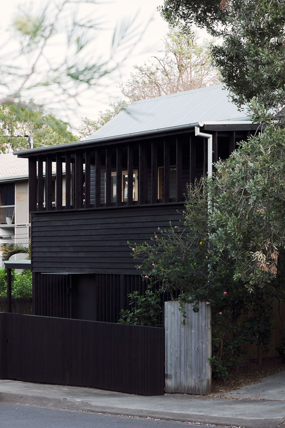 A rhythmic facade acts to mediate the house's relationship to the street, allowing various gradients of privacy, engagement, and views.⁠