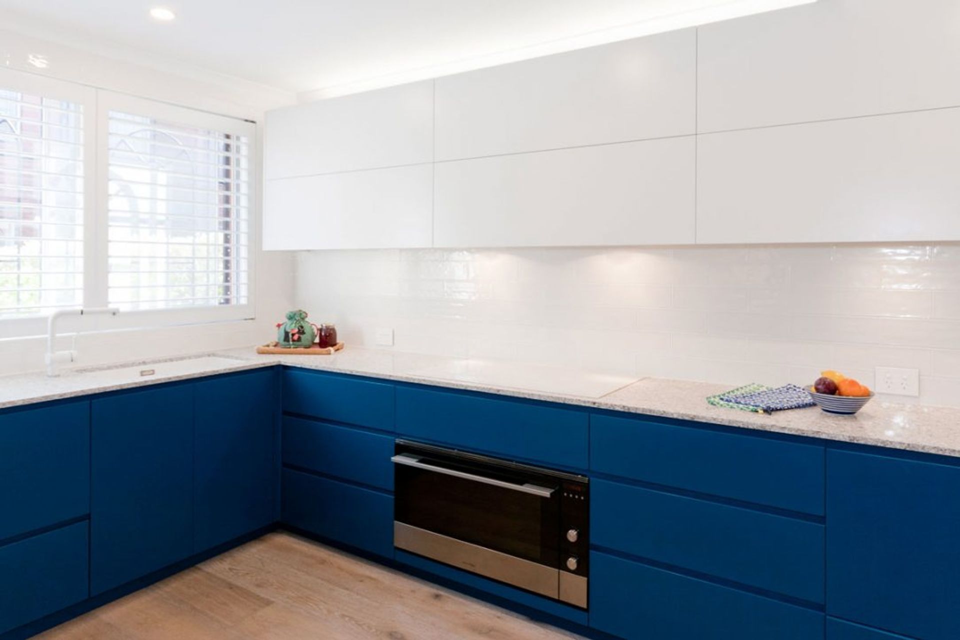 fisher-and-paykel-caesarstone-blanco-drift-dulux-polyurethane-kitchen-cabinets-kitchen-design-smeg-premier-kitchens-australia-7-1084x722.jpg