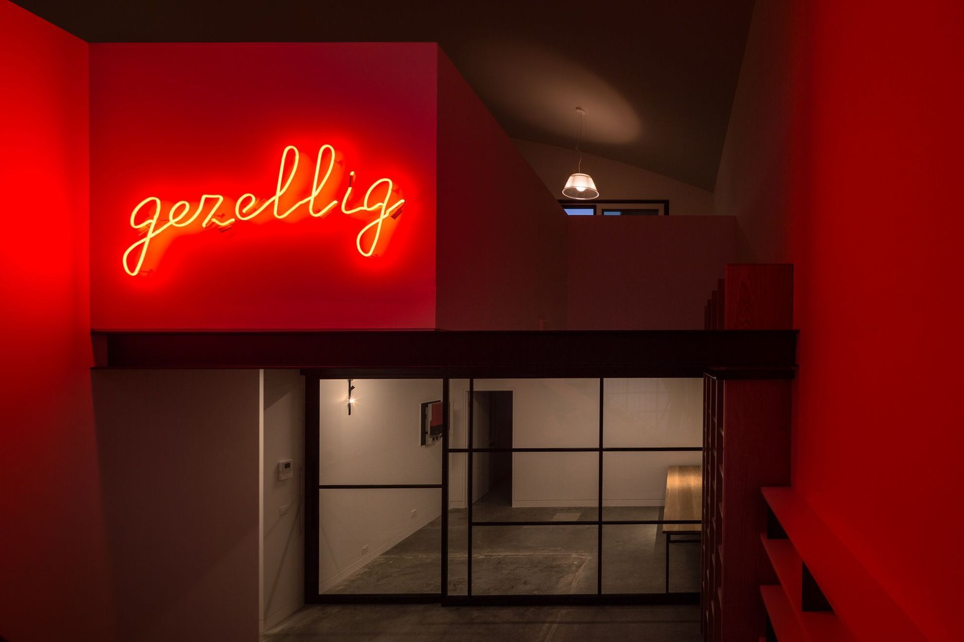 Neon light ‘Gezellig’ in void space