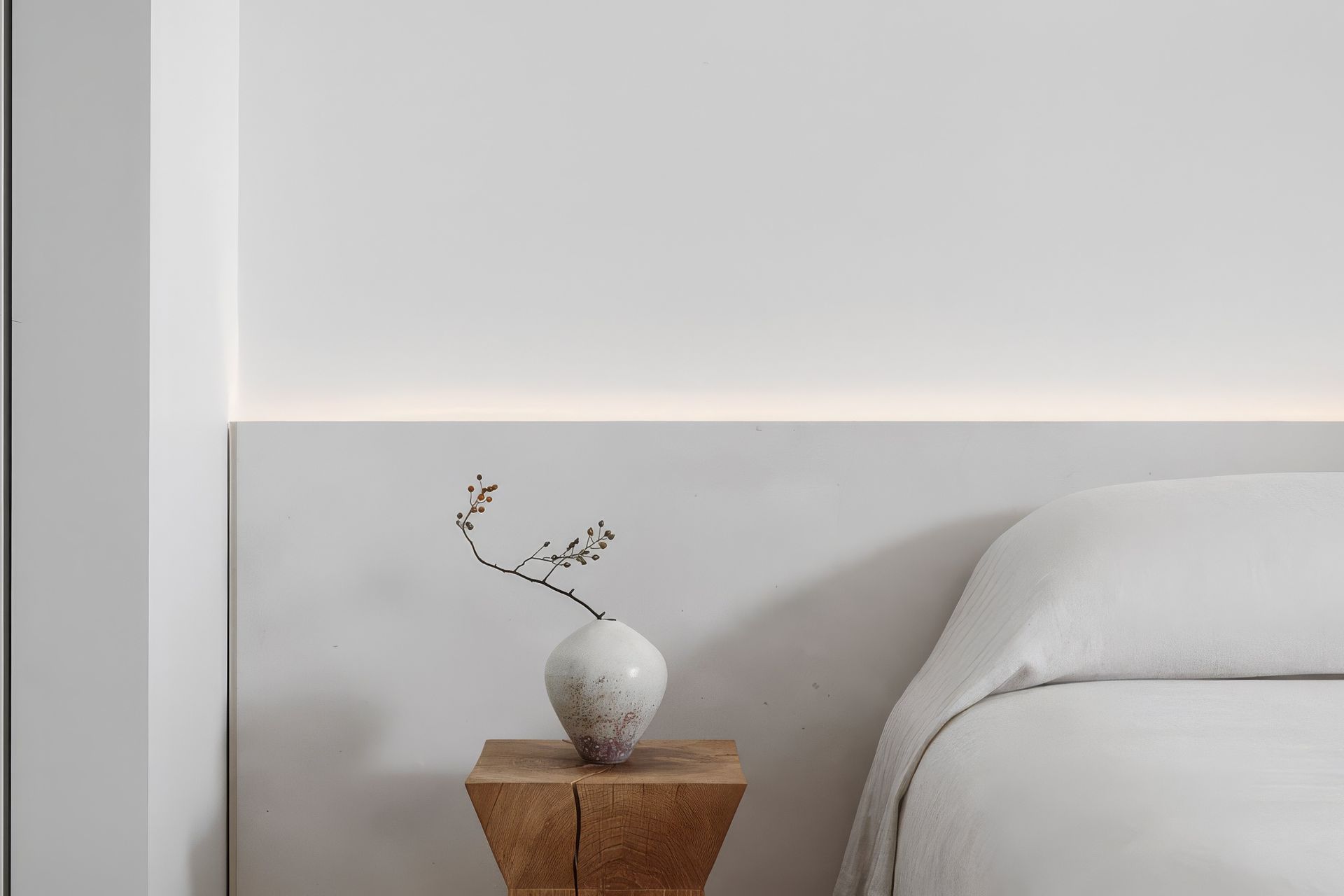 mathieson-kings-cross-apartment-02-091158-upscaled-by-Replicate.jpg
