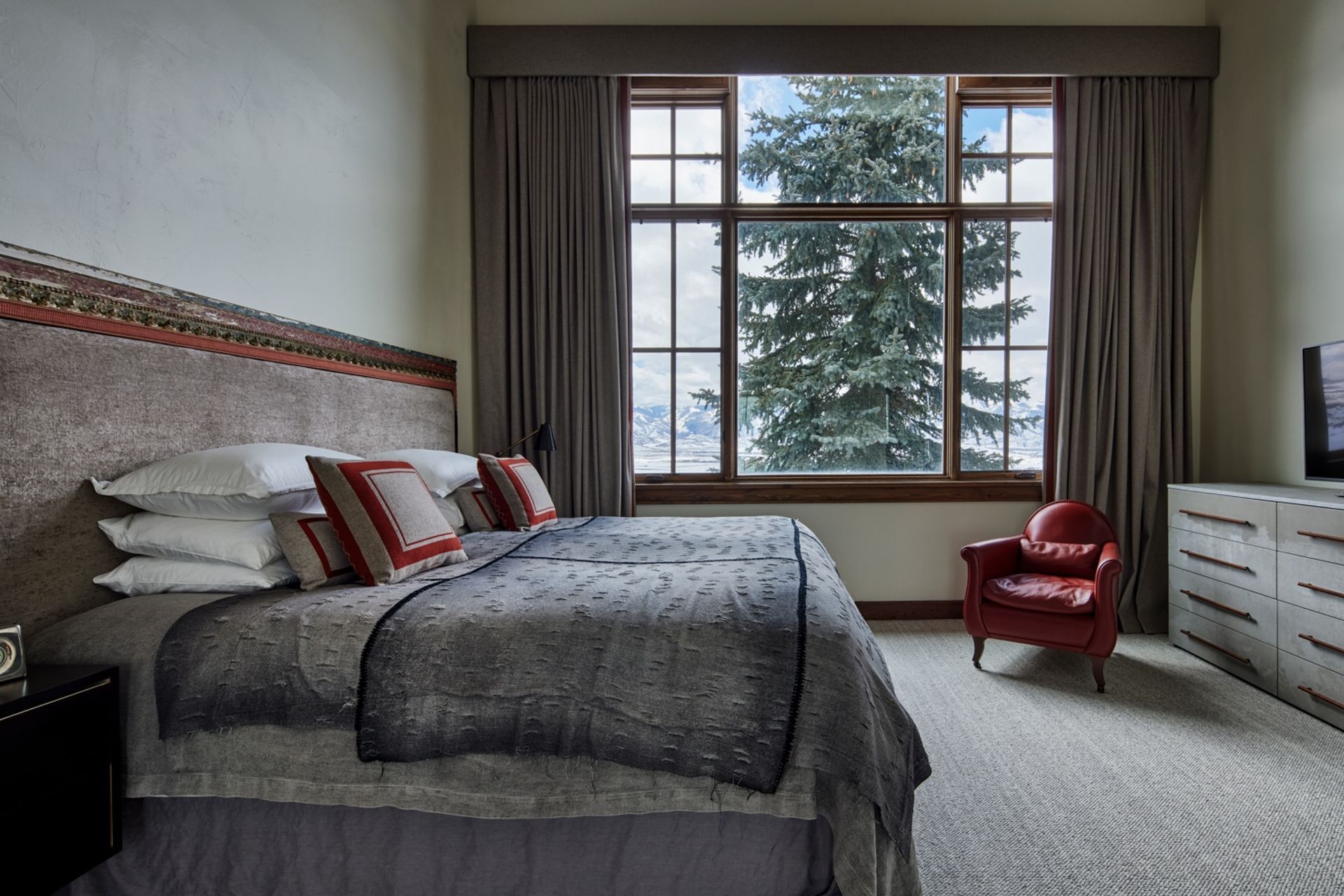 park-city-luxury-bedroom-poltrona-frau-annata-velvetwebp-ap-compressed.jpg