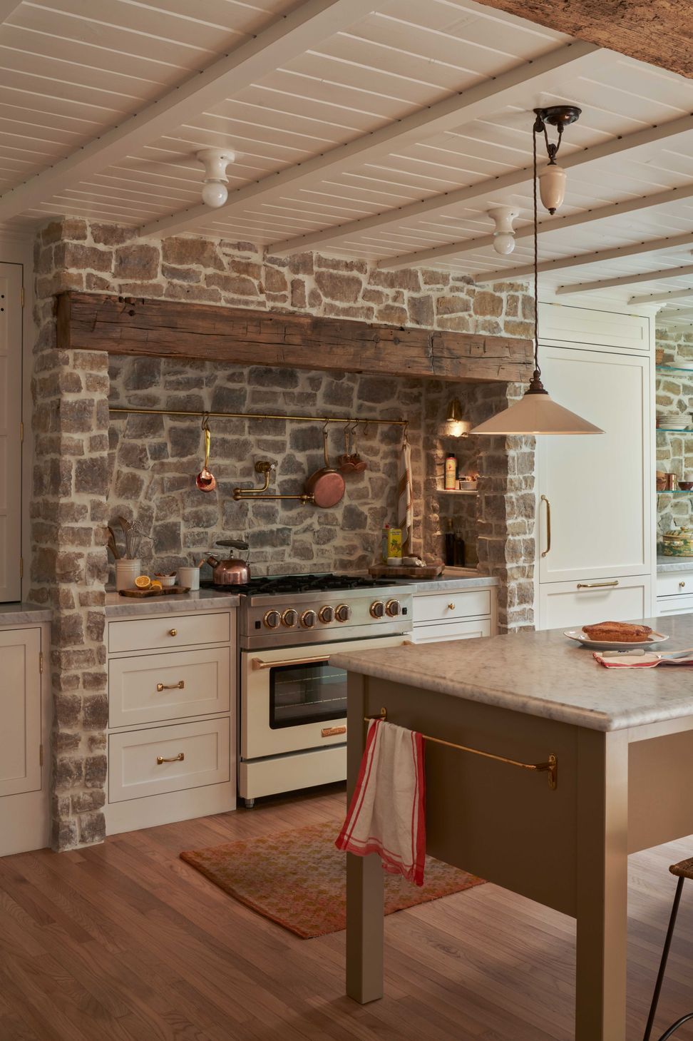 the-warren-linda-vista-english-cottage-kitchen-layout-marble-island-stone-range-08.jpg