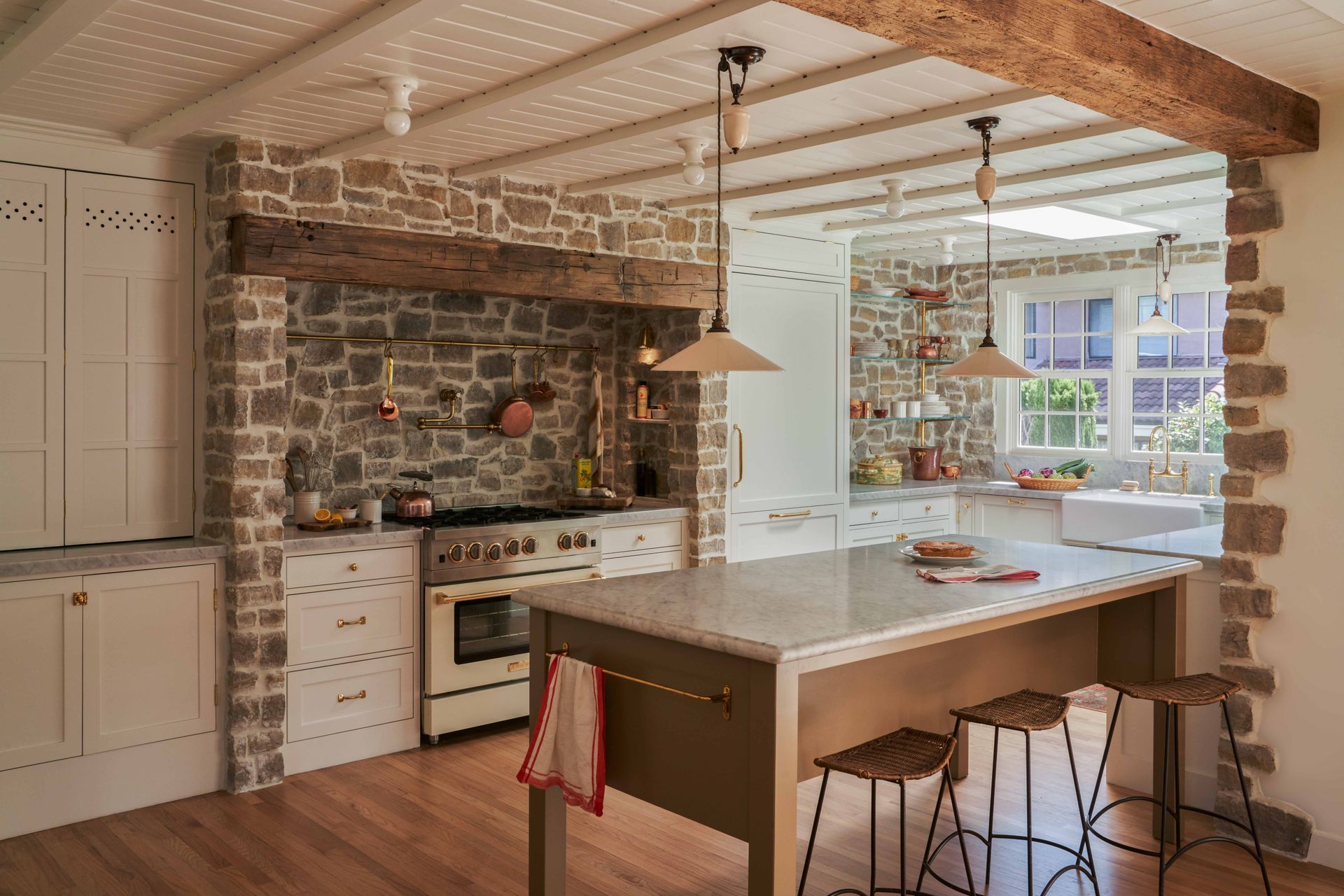 the-warren-linda-vista-english-cottage-kitchen-stone-range-marble-island-07-v2.jpg