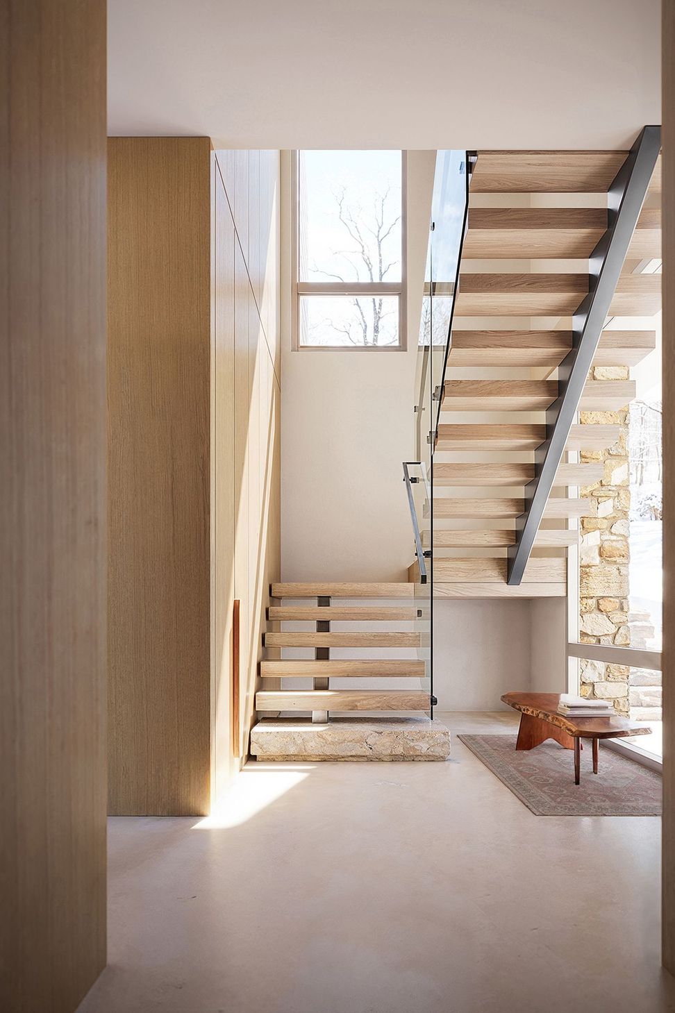 trimmer-road-interior-stair-floating-treads-moden-cabin-snow.jpg