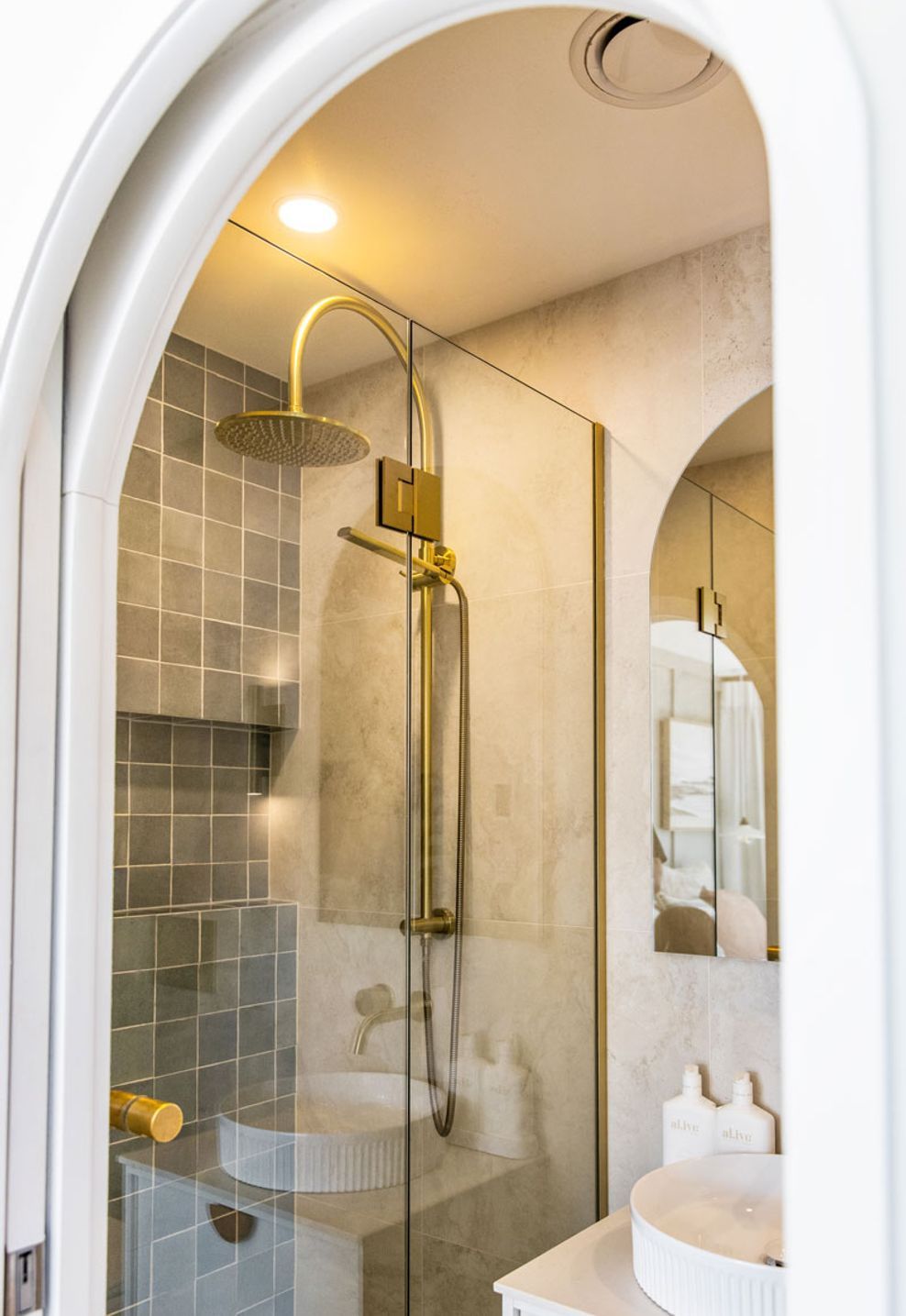 ze-build-ensuite-renovation-rain-shower-curved-mirror-auckland.jpg