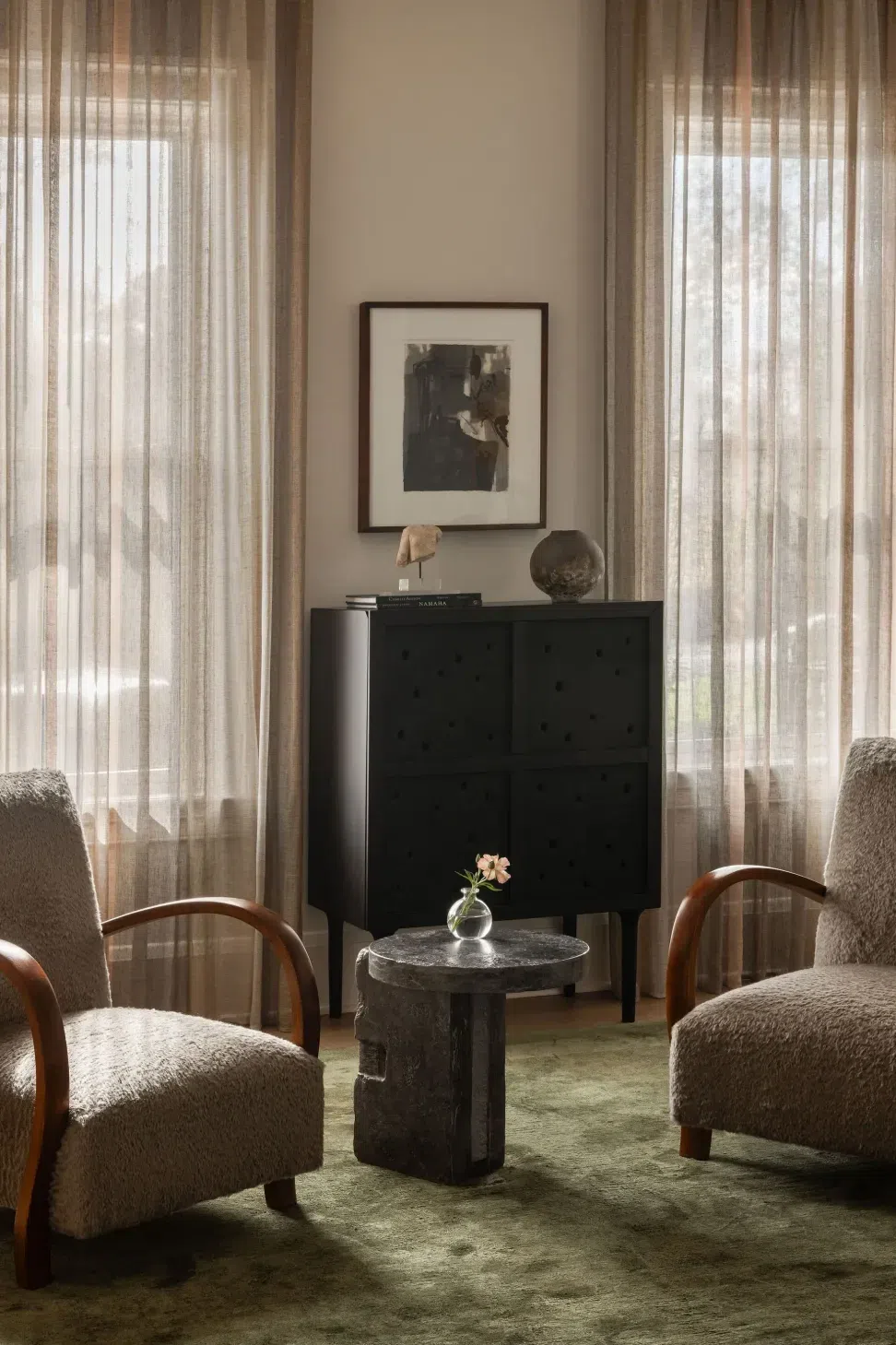 04FrontLivingRoomBar.webp