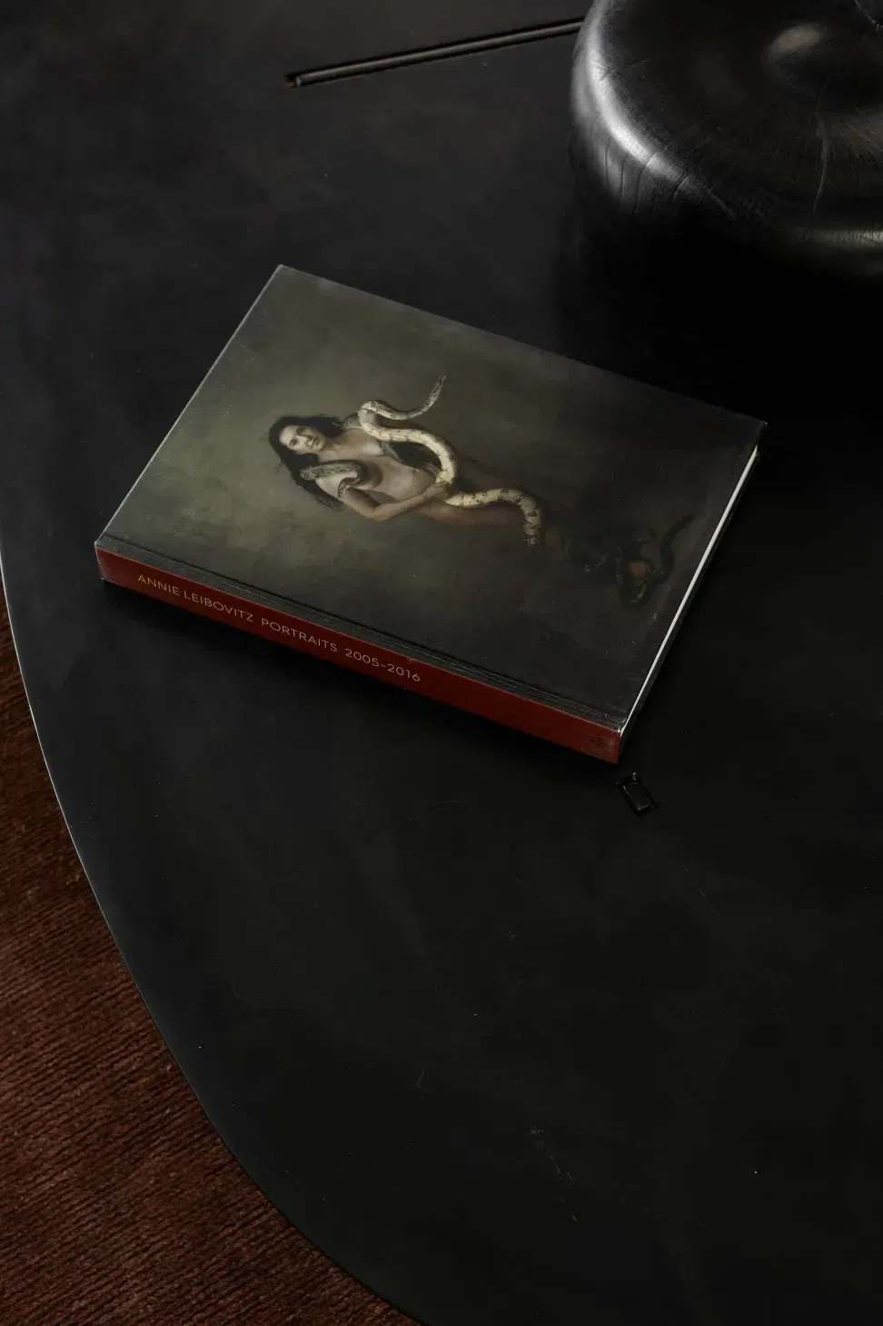 07aFamilyRoomCoffeeTableDetail.webp