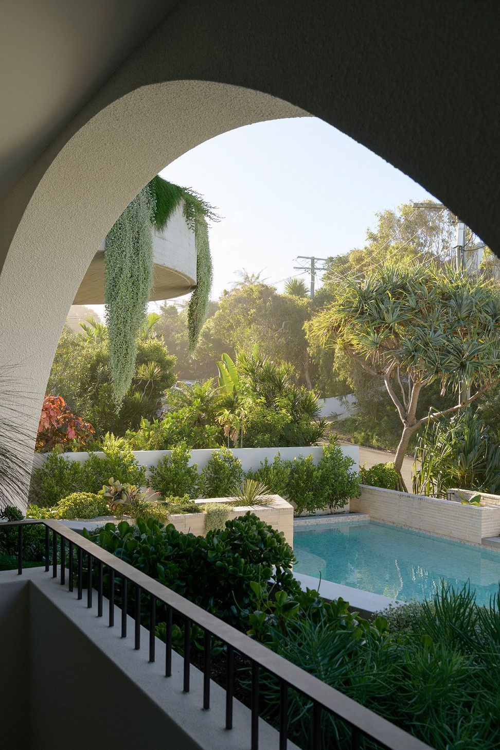 Villa Solare - Pool. Pool framed through a curved white wall.