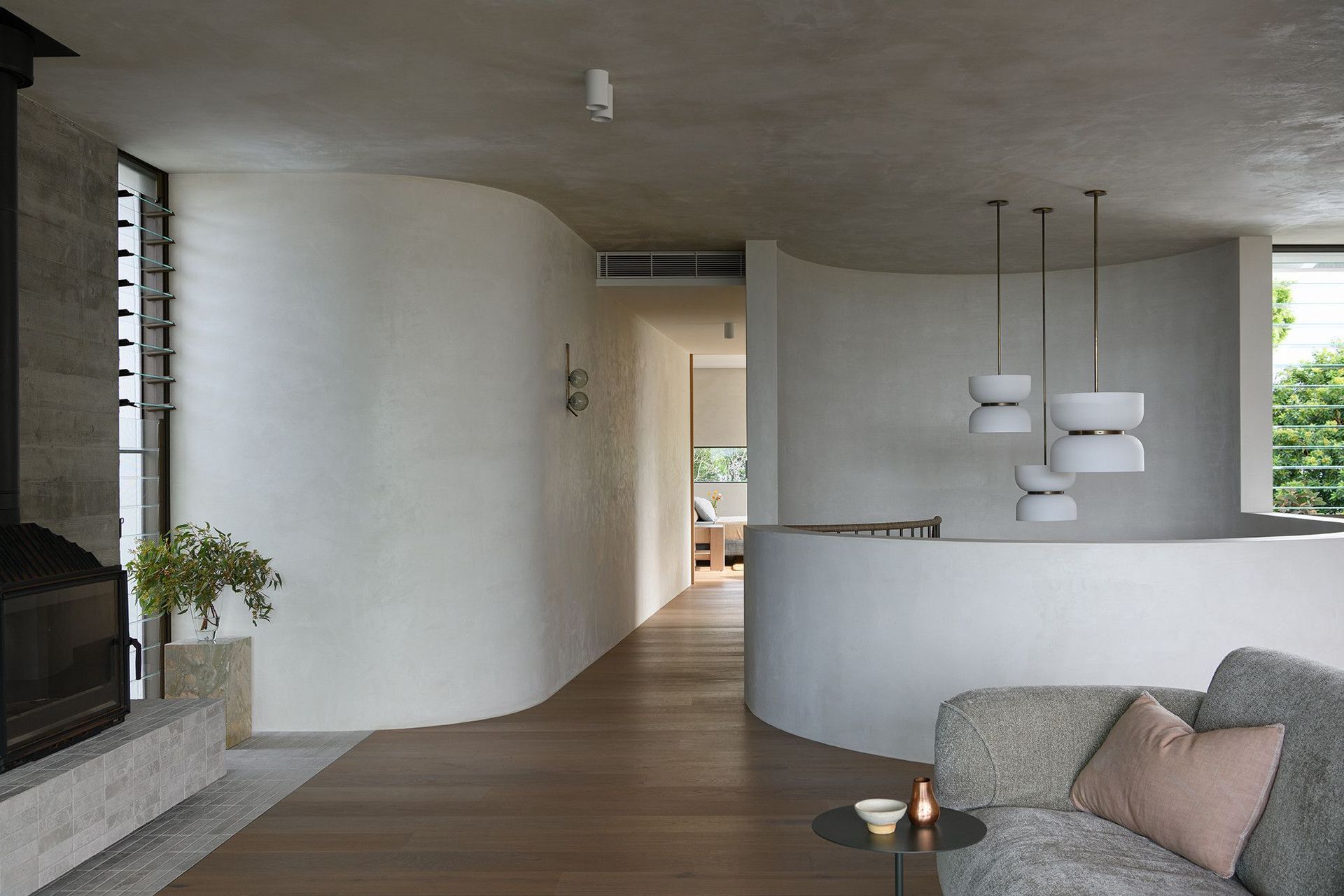 Villa Solare - Hall. Curved white walls leading through to the kitchen.