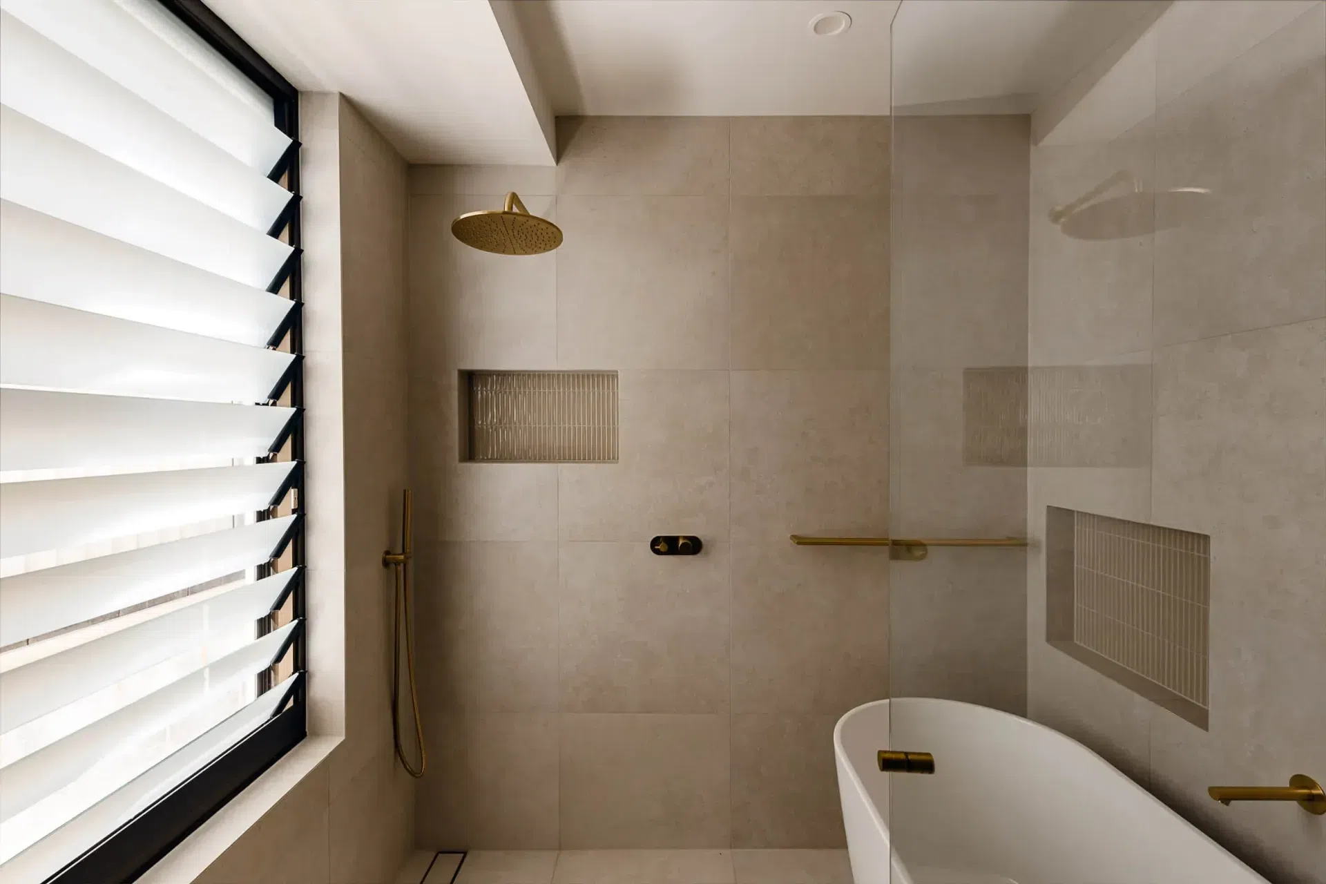 obrien-duplex-bulli-master-bathroom-freestanding-bath-louvres-light-and-lines.webp