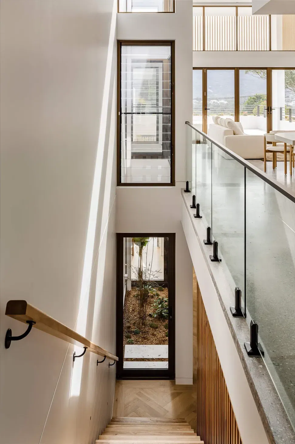 obrien-duplex-bulli-vertical-light-void-internal-garden-view-light-and-lines.webp