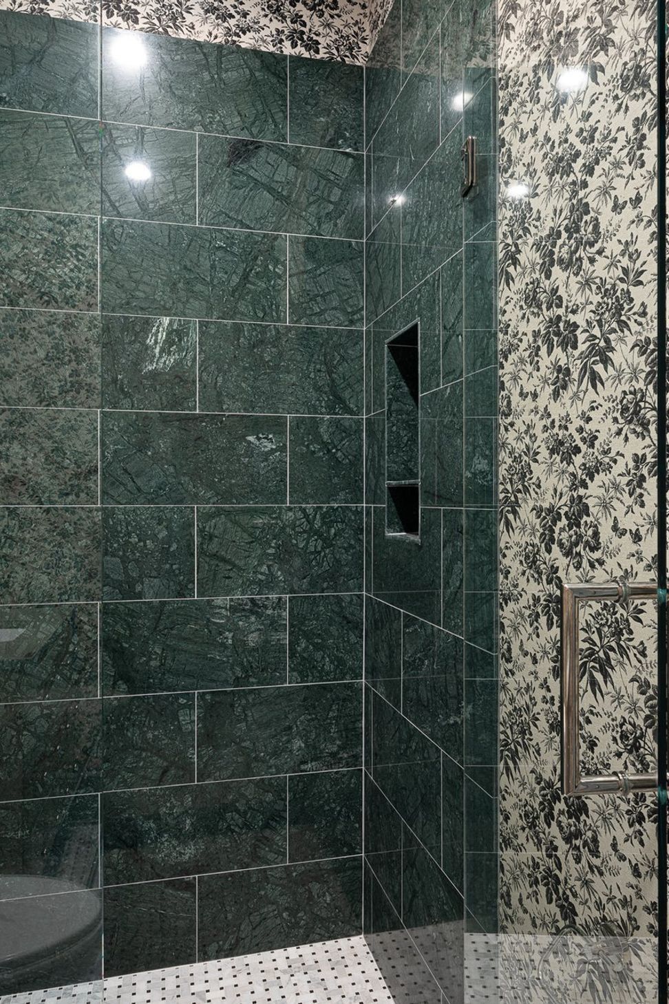 showhomethewarreninteriordesignbathroomgreentilebotanicalwallpaper-16.jpg